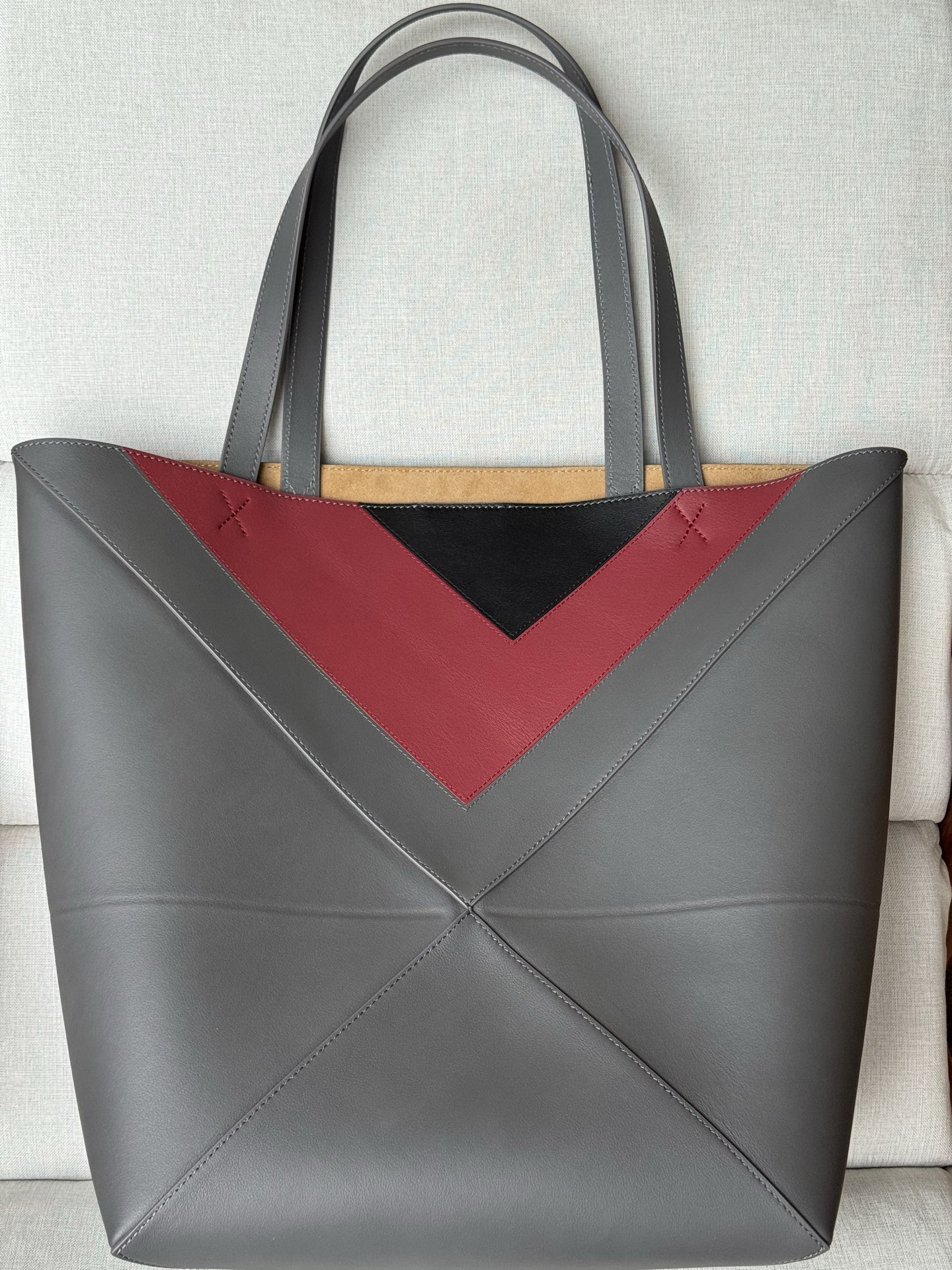 Folding bag large size 1761-1 stone gray, Large Puzzle Fold bag in glossy calfskin The Puzzle Fold handbag draws inspiration from the geometric lines of the brand's classic handbag series and reinterprets it with panels rich in geometric architectural beauty - Image 3