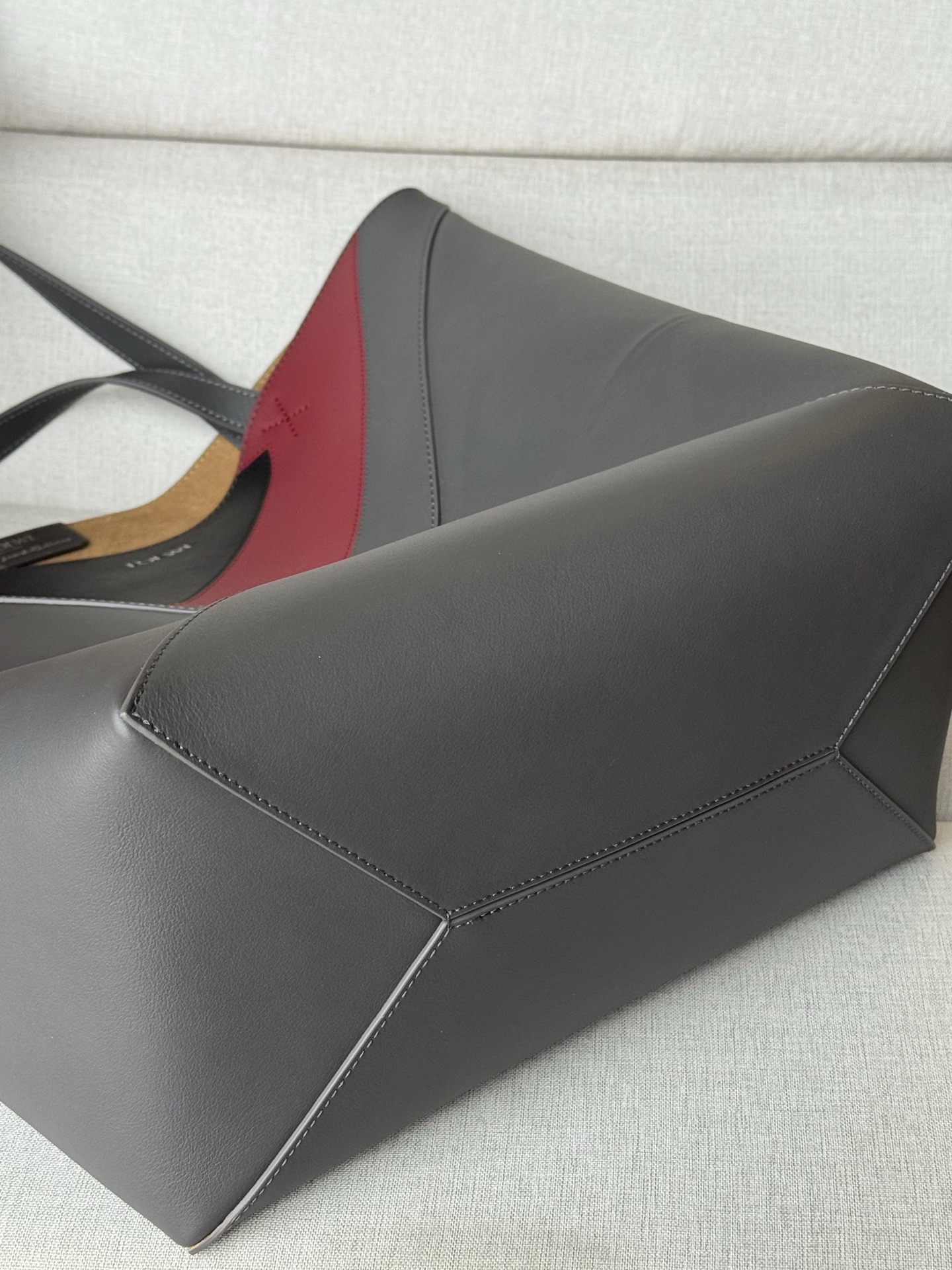 Folding bag large size 1761-1 stone gray, Large Puzzle Fold bag in glossy calfskin The Puzzle Fold handbag draws inspiration from the geometric lines of the brand's classic handbag series and reinterprets it with panels rich in geometric architectural beauty - Image 7