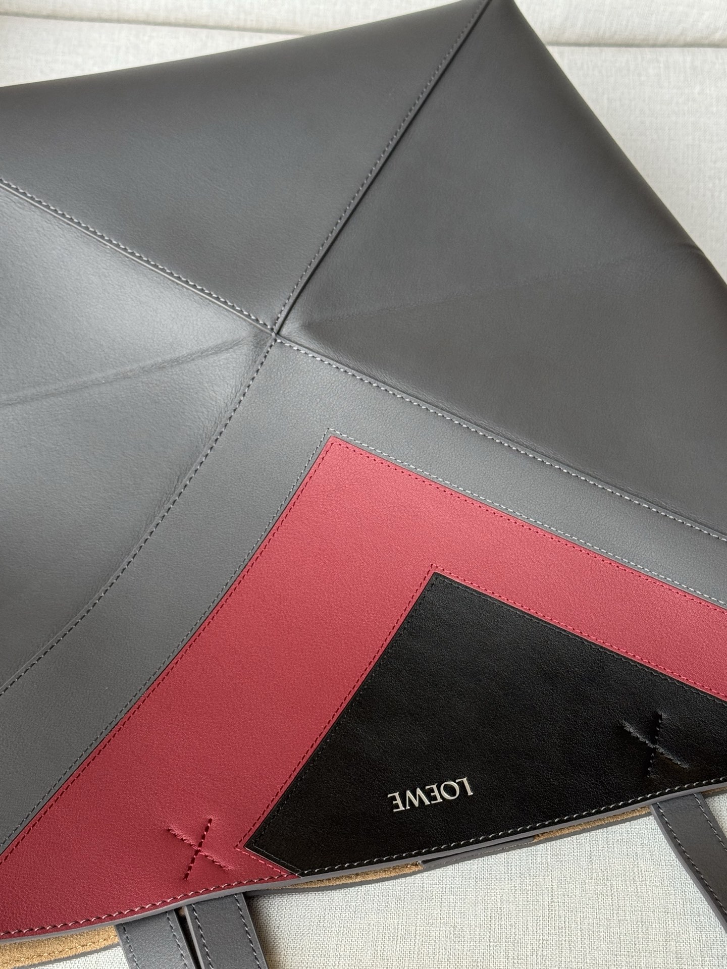 Folding bag large size 1761-1 stone gray, Large Puzzle Fold bag in glossy calfskin The Puzzle Fold handbag draws inspiration from the geometric lines of the brand's classic handbag series and reinterprets it with panels rich in geometric architectural beauty - Image 8