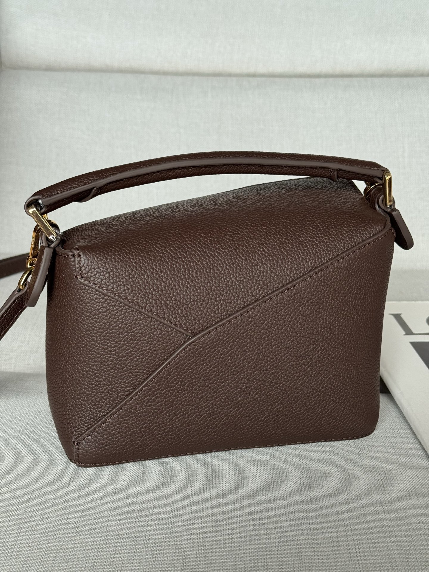 Puzzle Edge lychee brown, Handbags latest version with adjustable shoulder straps Debut handbag from Lo*we🔥* Cuboid shape and precise cutting techniques create Puzzle’s unique geometric lines* This mini version is crafted from satin calf leather with cage-stitched edges🌟 The Mini Puzzle can hold, for example, a small vertical wallet, most cell phone sizes (up to 6.1 inches), and sunglasses cases and can be worn over the shoulder or cross-body* Adjustable shoulder strap, removable* Zipper closure,* Cow leather zipper pull* Herringbone cotton canvas lining Anagram embossed 🌟 size:18*12.5*8CM Model: 3000m - Image 3