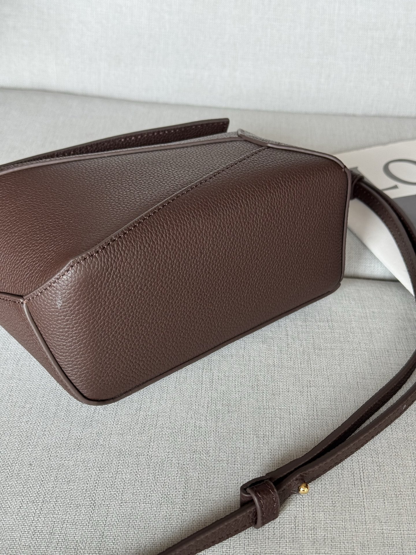Puzzle Edge lychee brown, Handbags latest version with adjustable shoulder straps Debut handbag from Lo*we🔥* Cuboid shape and precise cutting techniques create Puzzle’s unique geometric lines* This mini version is crafted from satin calf leather with cage-stitched edges🌟 The Mini Puzzle can hold, for example, a small vertical wallet, most cell phone sizes (up to 6.1 inches), and sunglasses cases and can be worn over the shoulder or cross-body* Adjustable shoulder strap, removable* Zipper closure,* Cow leather zipper pull* Herringbone cotton canvas lining Anagram embossed 🌟 size:18*12.5*8CM Model: 3000m - Image 7