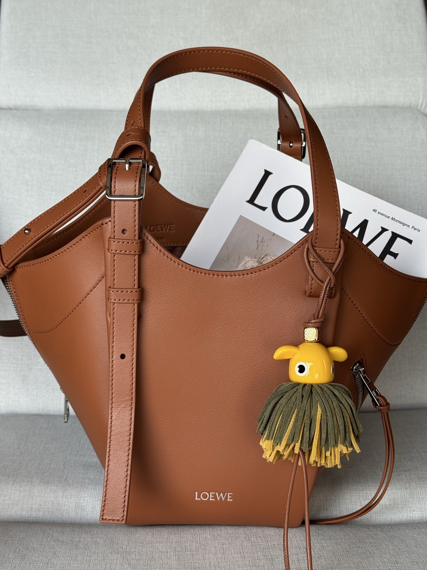 Classic Calf Leather Hammock Flip Bag Model 33705 The Hammock Flip handbag interprets a classic bag with soft texture and practical functions, while continuing the series' iconic details