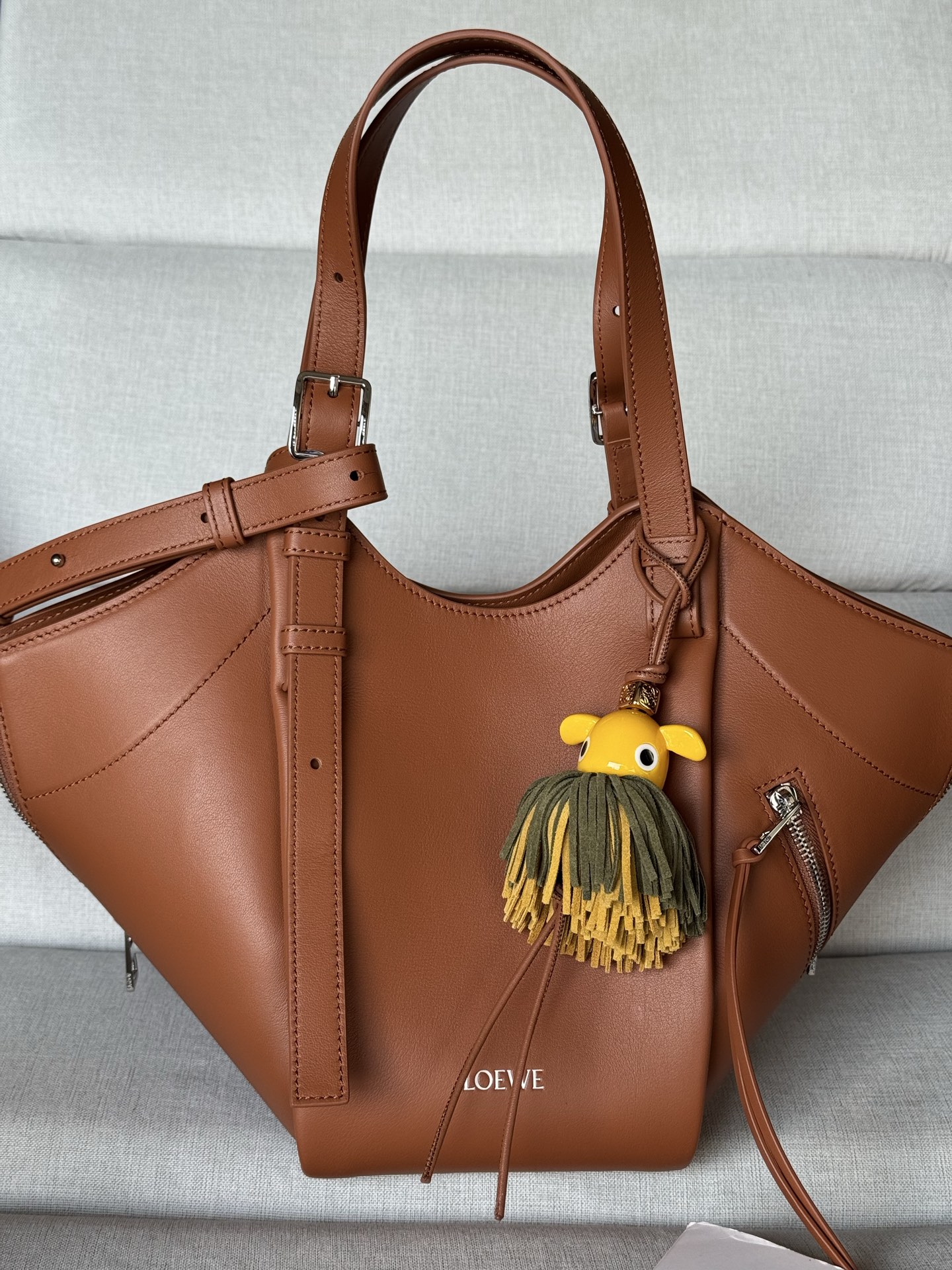 Classic Calf Leather Hammock Flip Bag Model 33705 The Hammock Flip handbag interprets a classic bag with soft texture and practical functions, while continuing the series' iconic details - Image 2