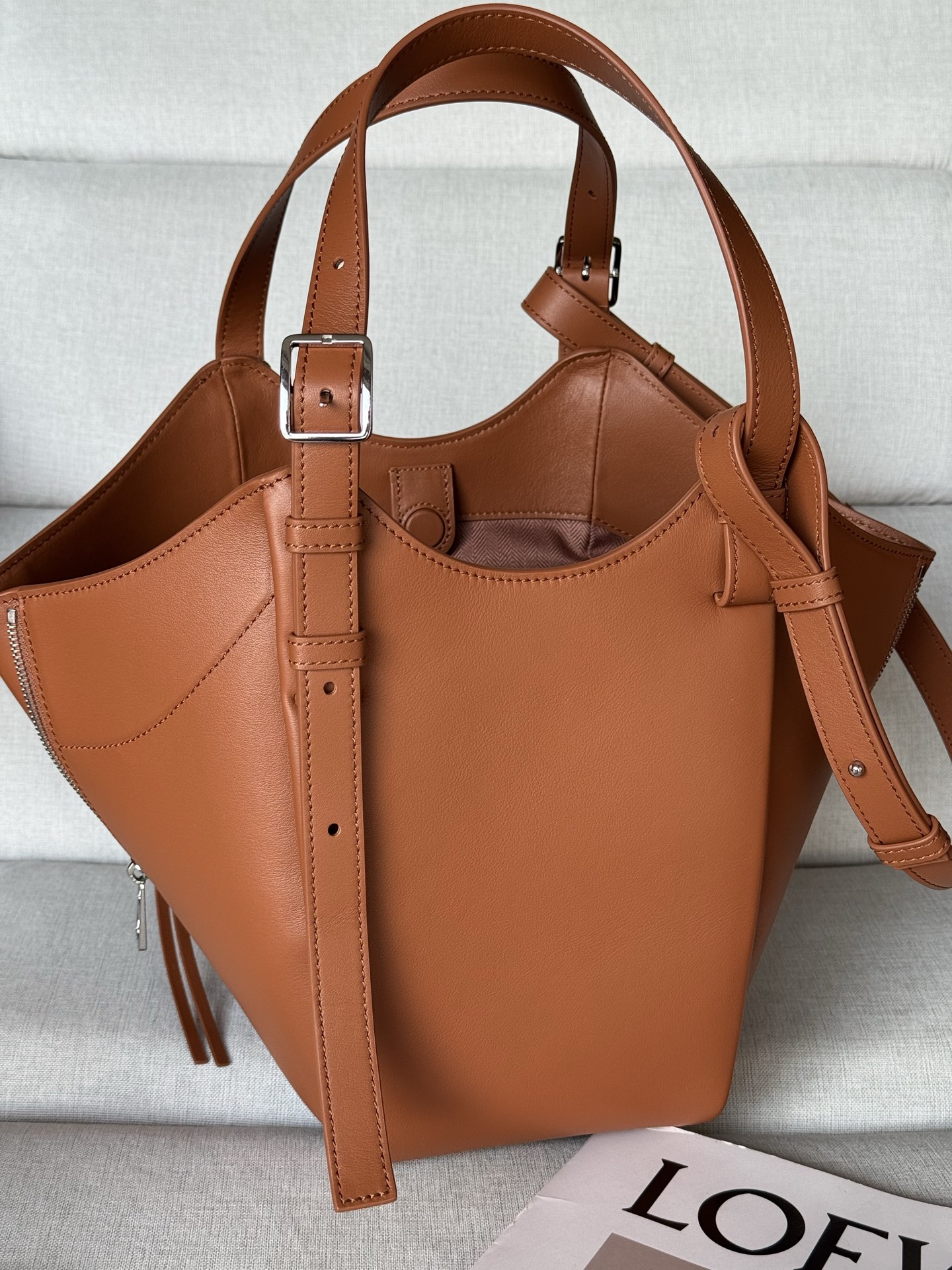 Classic Calf Leather Hammock Flip Bag Model 33705 The Hammock Flip handbag interprets a classic bag with soft texture and practical functions, while continuing the series' iconic details - Image 4