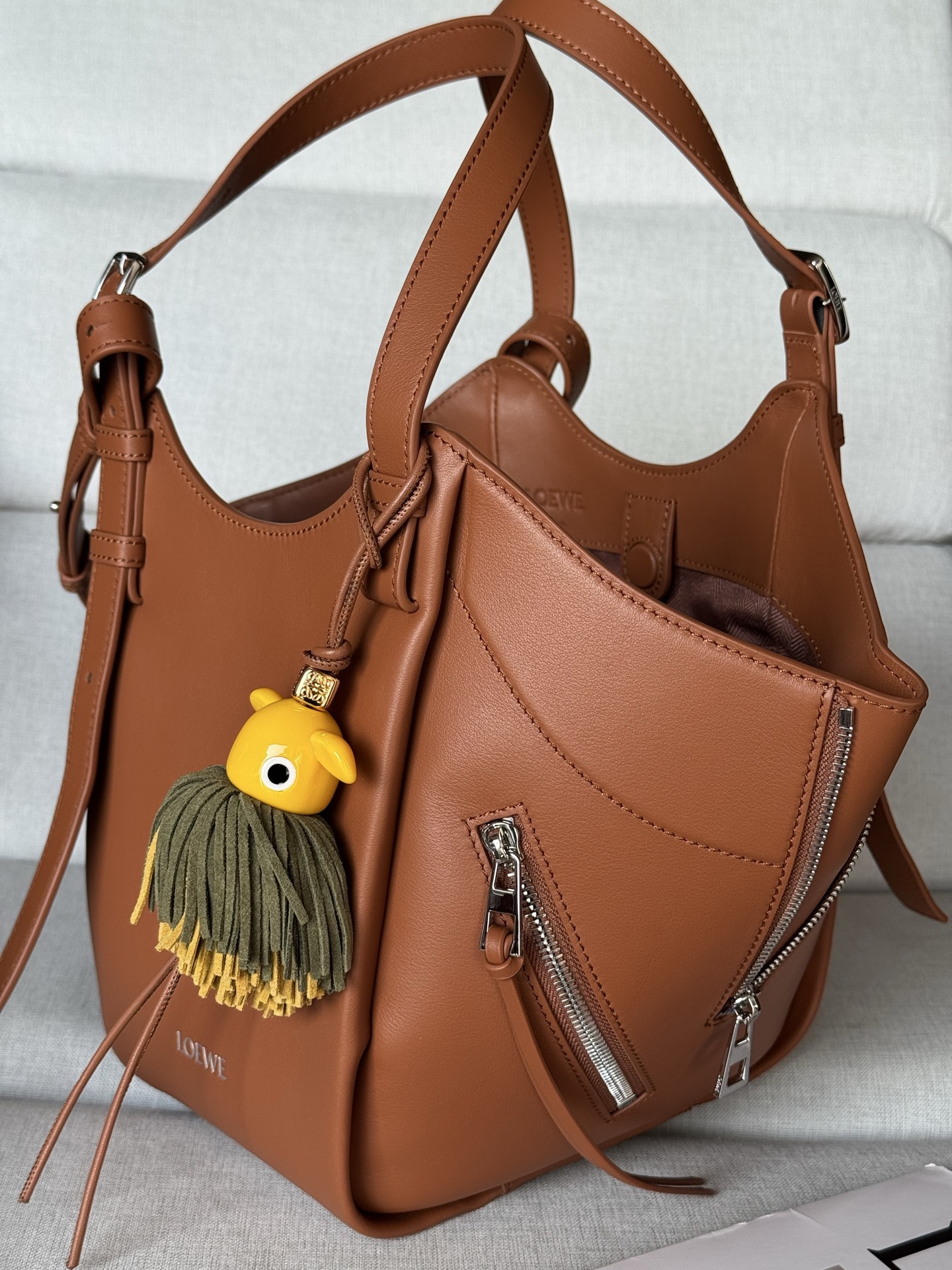 Classic Calf Leather Hammock Flip Bag Model 33705 The Hammock Flip handbag interprets a classic bag with soft texture and practical functions, while continuing the series' iconic details - Image 5