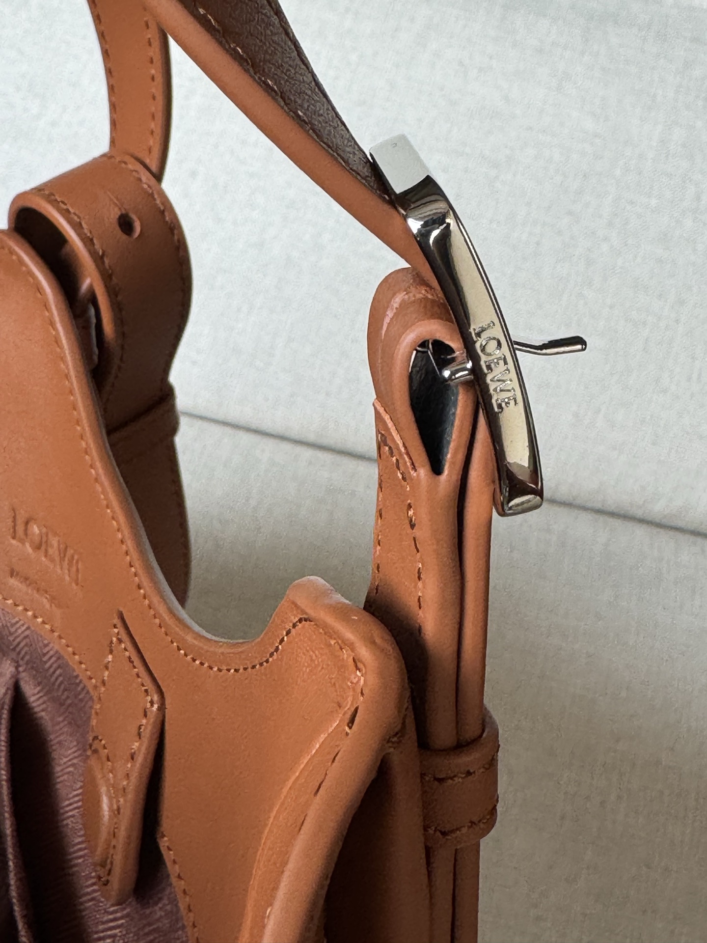 Classic Calf Leather Hammock Flip Bag Model 33705 The Hammock Flip handbag interprets a classic bag with soft texture and practical functions, while continuing the series' iconic details - Image 8