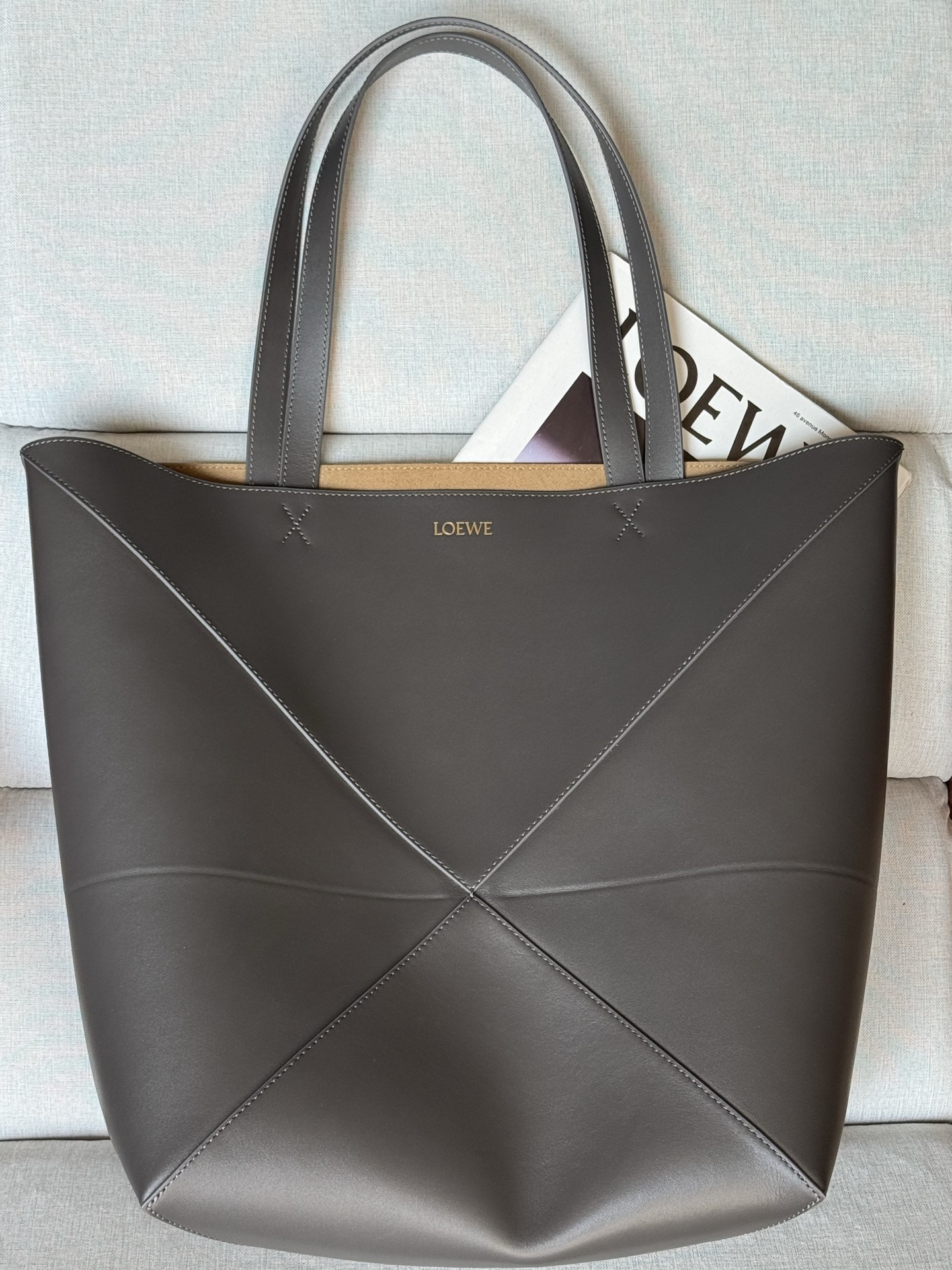 large folding bag Large Puzzle Fold bag in glossy calfskin Color: dark coffee The Puzzle Fold handbag draws inspiration from the geometric lines of the brand's classic handbag series and reinterprets it with panels rich in geometric architectural beauty