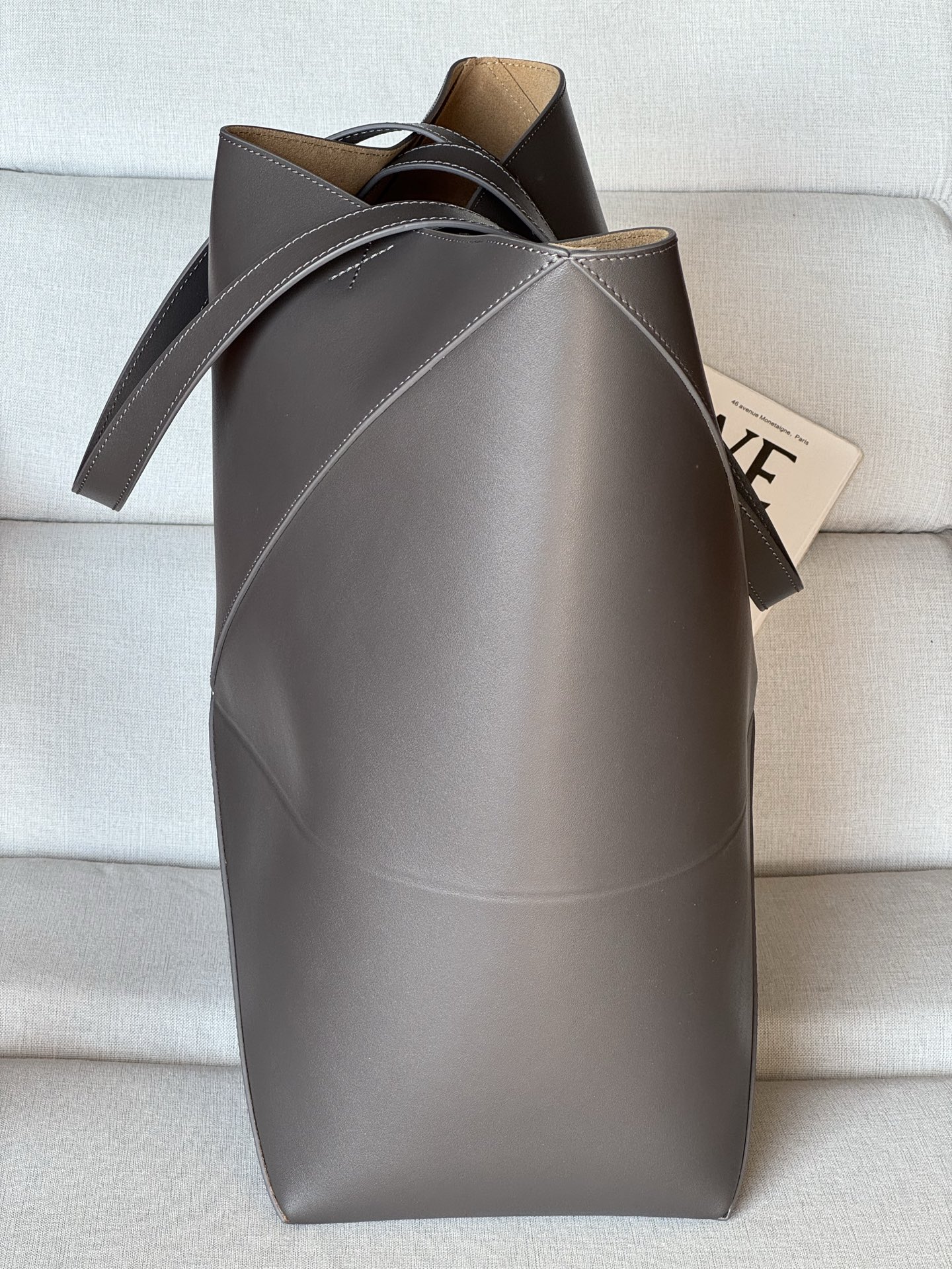 large folding bag Large Puzzle Fold bag in glossy calfskin Color: dark coffee The Puzzle Fold handbag draws inspiration from the geometric lines of the brand's classic handbag series and reinterprets it with panels rich in geometric architectural beauty - Image 3
