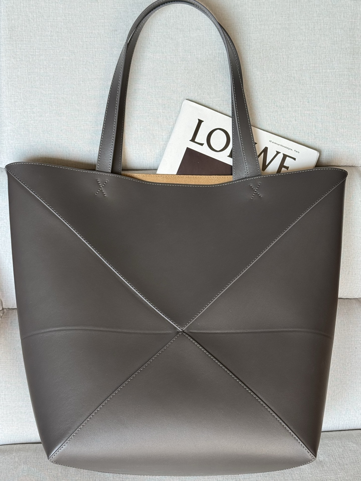 large folding bag Large Puzzle Fold bag in glossy calfskin Color: dark coffee The Puzzle Fold handbag draws inspiration from the geometric lines of the brand's classic handbag series and reinterprets it with panels rich in geometric architectural beauty - Image 4
