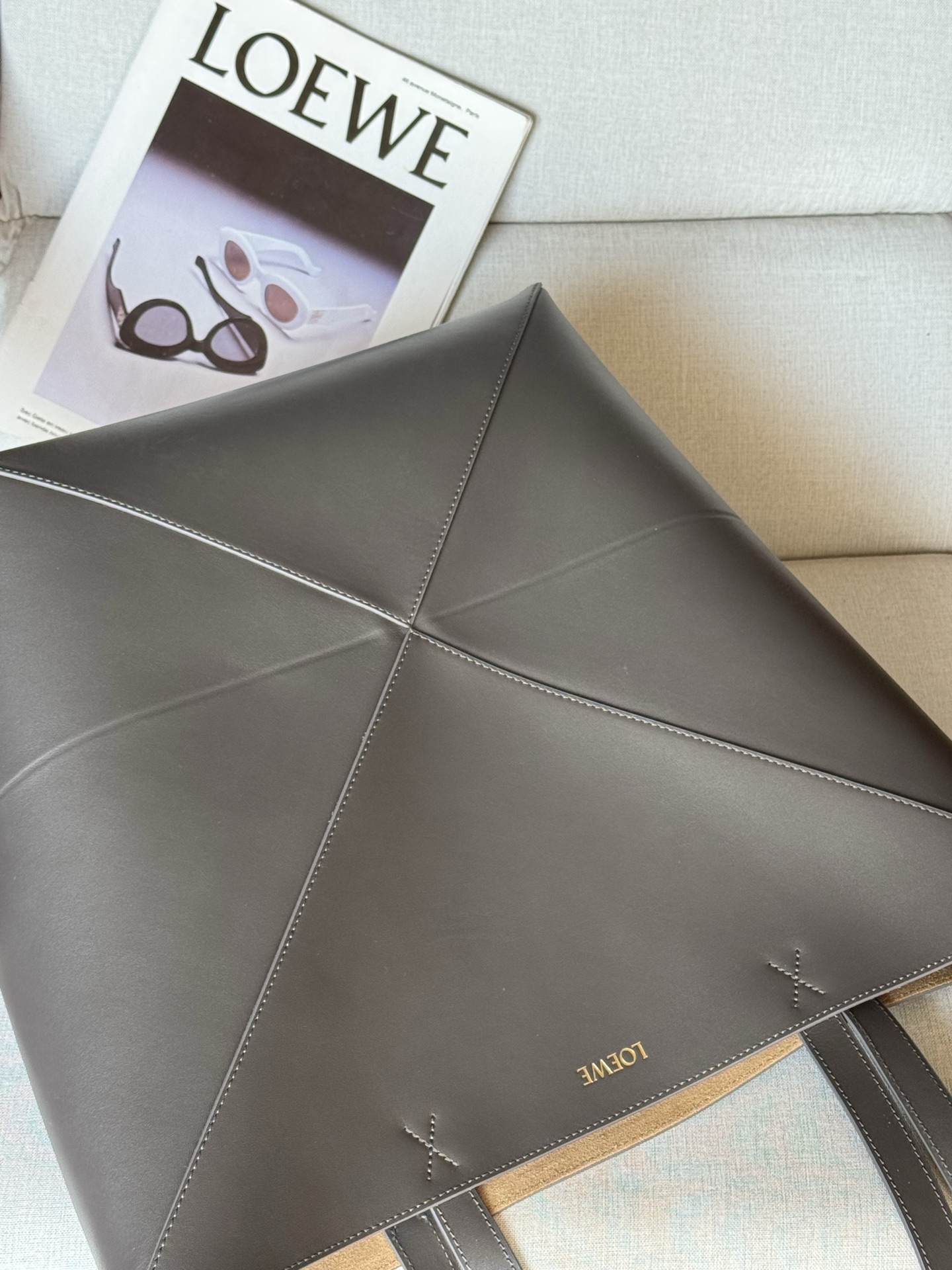 large folding bag Large Puzzle Fold bag in glossy calfskin Color: dark coffee The Puzzle Fold handbag draws inspiration from the geometric lines of the brand's classic handbag series and reinterprets it with panels rich in geometric architectural beauty - Image 5