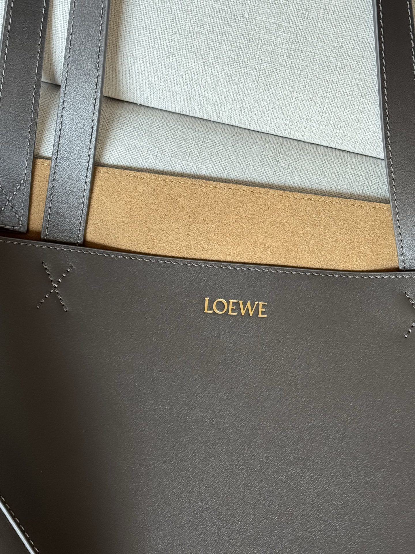 large folding bag Large Puzzle Fold bag in glossy calfskin Color: dark coffee The Puzzle Fold handbag draws inspiration from the geometric lines of the brand's classic handbag series and reinterprets it with panels rich in geometric architectural beauty - Image 8