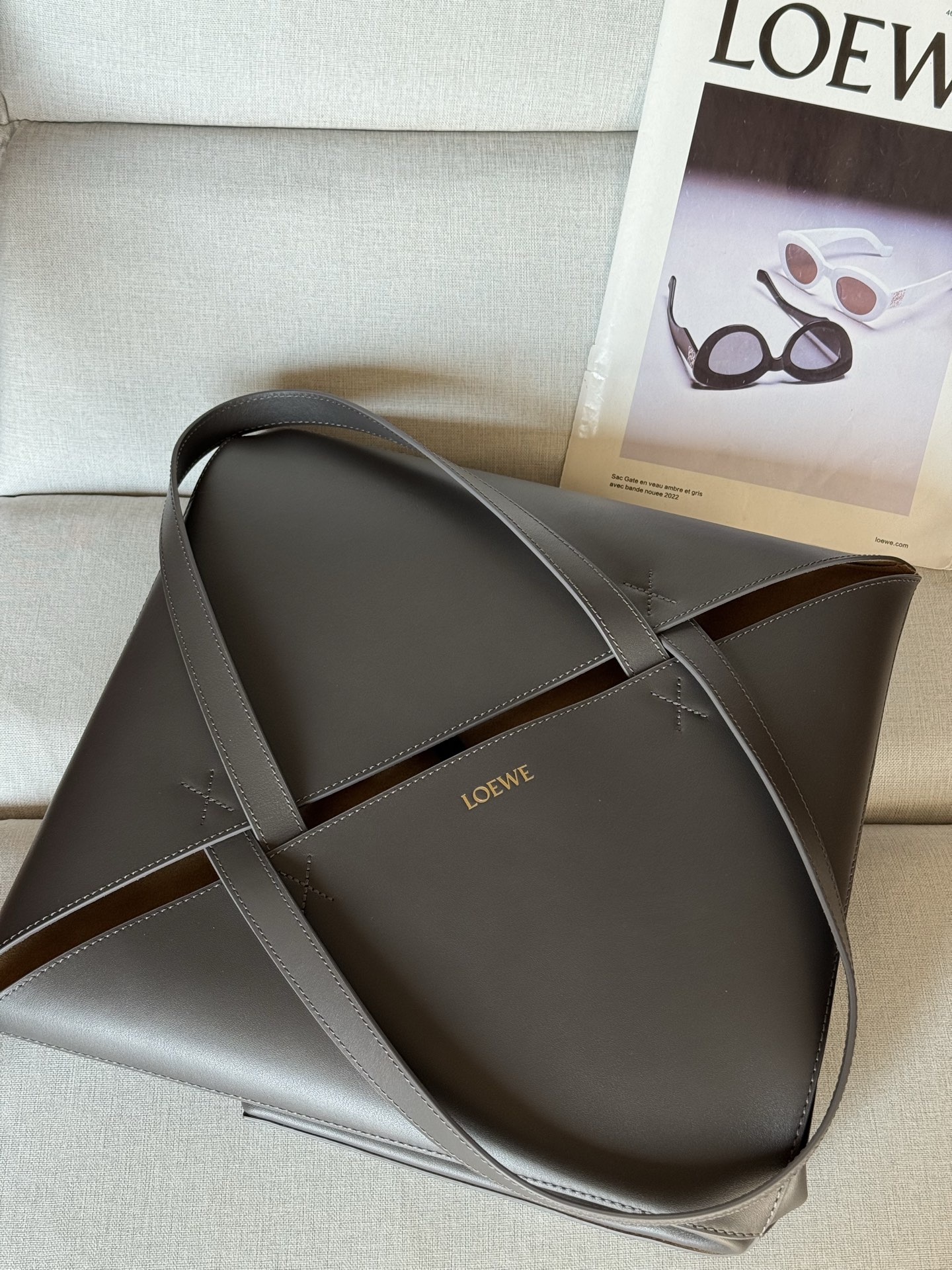 large folding bag Large Puzzle Fold bag in glossy calfskin Color: dark coffee The Puzzle Fold handbag draws inspiration from the geometric lines of the brand's classic handbag series and reinterprets it with panels rich in geometric architectural beauty - Image 9