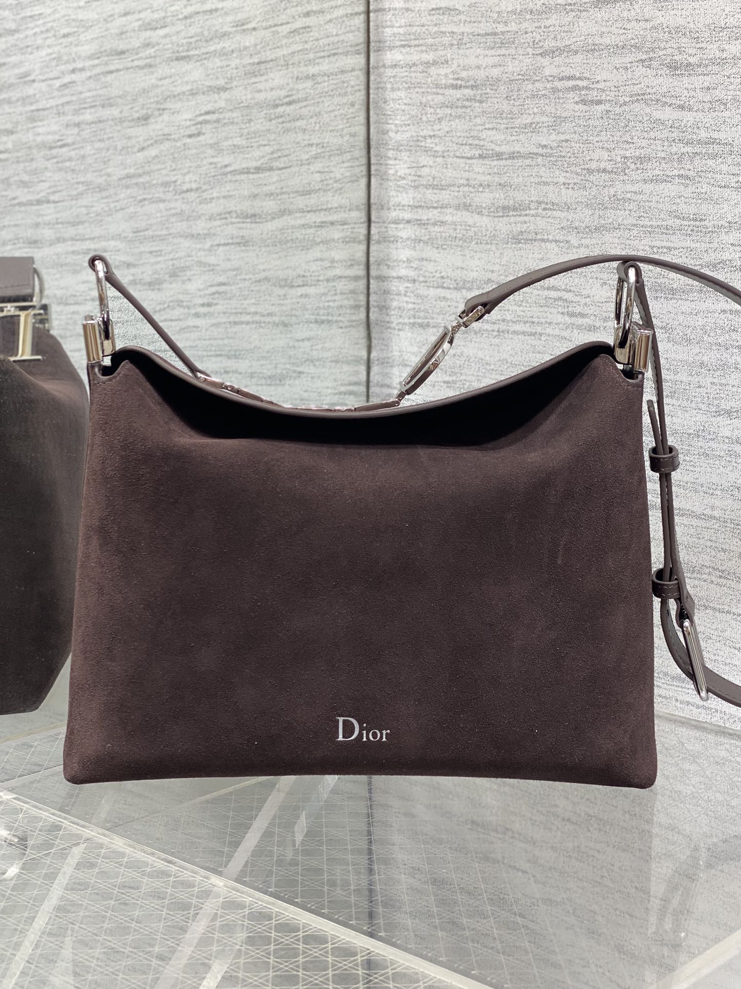 Small silver buckle in stock‼ ️ Dior's 2026 spring and summer new style Christian Hobo bag is made of coffee velvet and leather, which is soft to the touch and full of spring atmosphere - Image 2