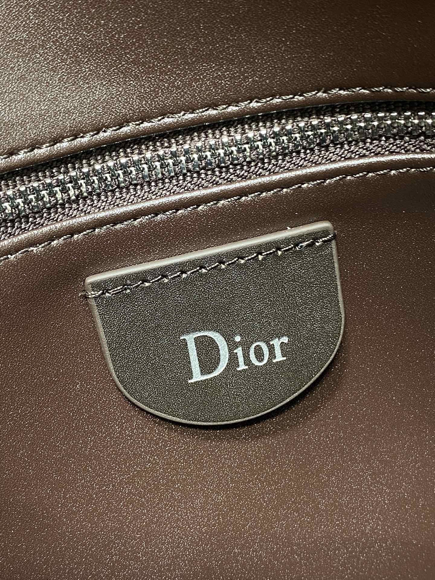 Small silver buckle in stock‼ ️ Dior's 2026 spring and summer new style Christian Hobo bag is made of coffee velvet and leather, which is soft to the touch and full of spring atmosphere - Image 9