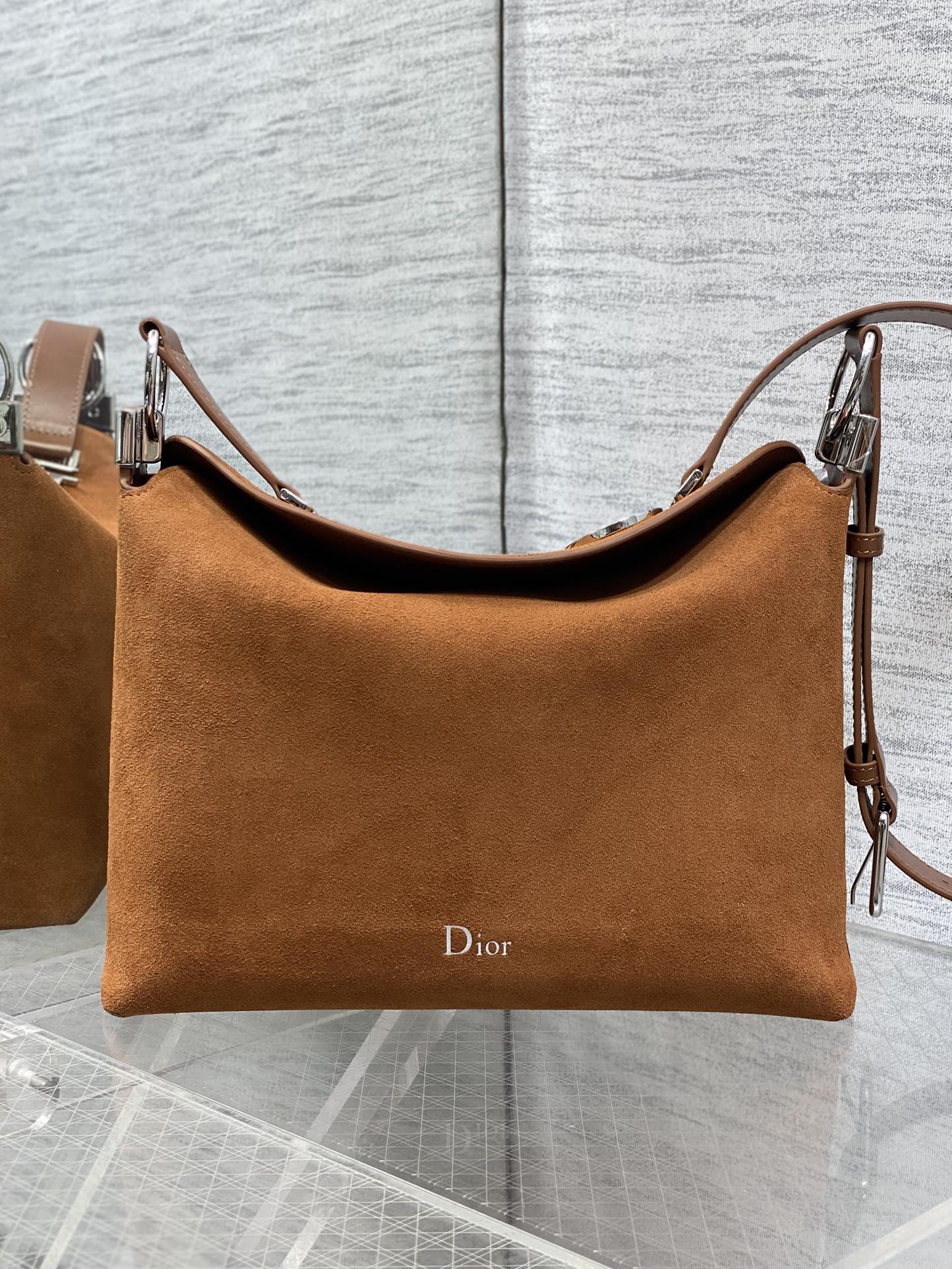 Small silver buckle in stock‼ ️ Dior's new 2026 spring and summer Christian Hobo bag is made of brown velvet and leather, which is soft to the touch and full of spring atmosphere - Image 2