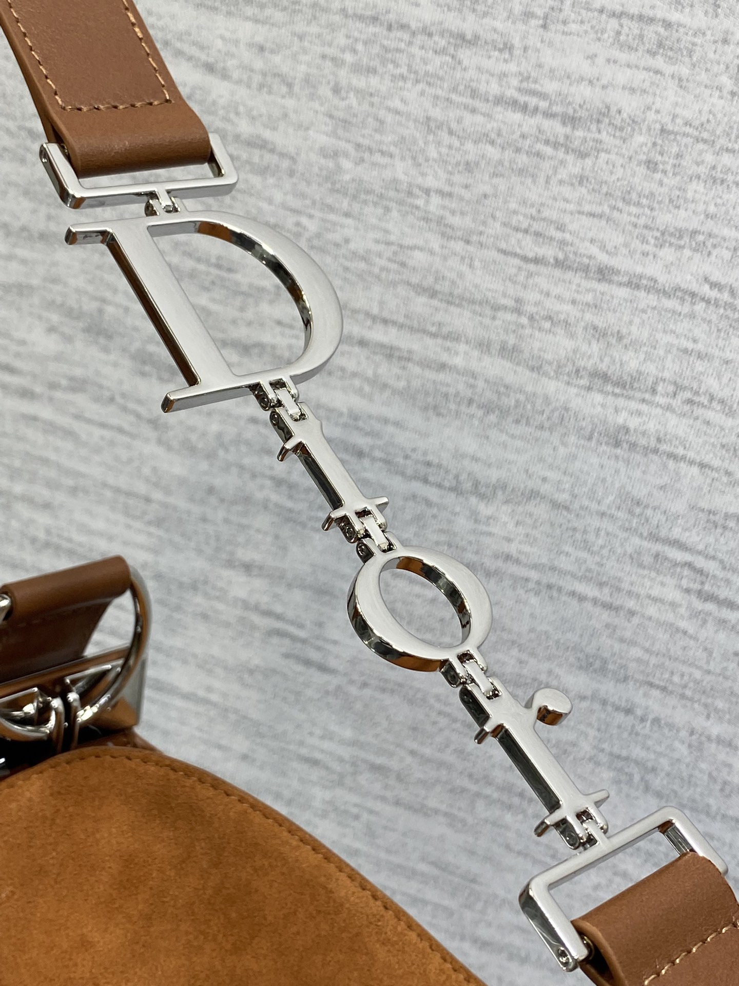 Small silver buckle in stock‼ ️ Dior's new 2026 spring and summer Christian Hobo bag is made of brown velvet and leather, which is soft to the touch and full of spring atmosphere - Image 4