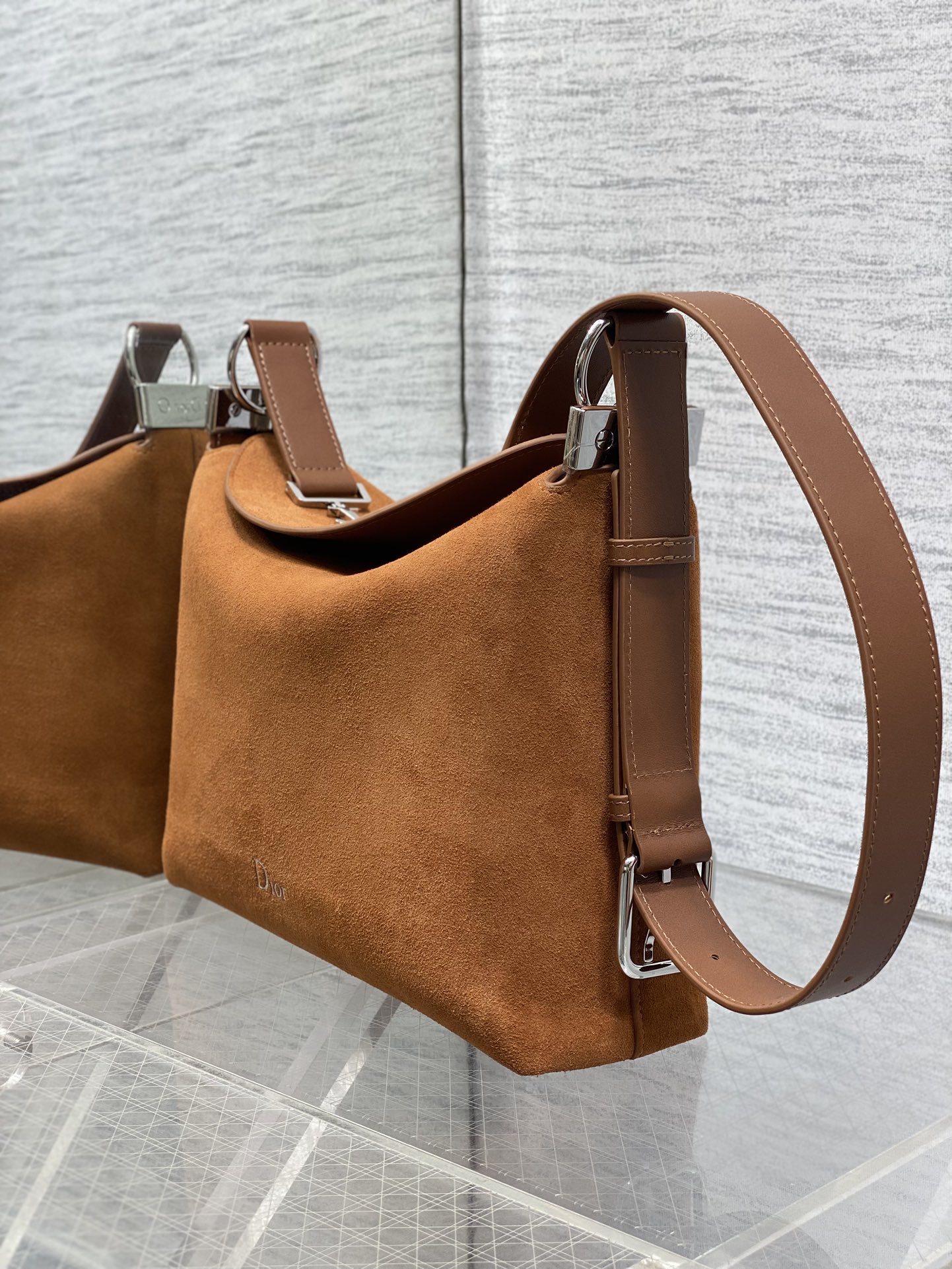 Small silver buckle in stock‼ ️ Dior's new 2026 spring and summer Christian Hobo bag is made of brown velvet and leather, which is soft to the touch and full of spring atmosphere - Image 6