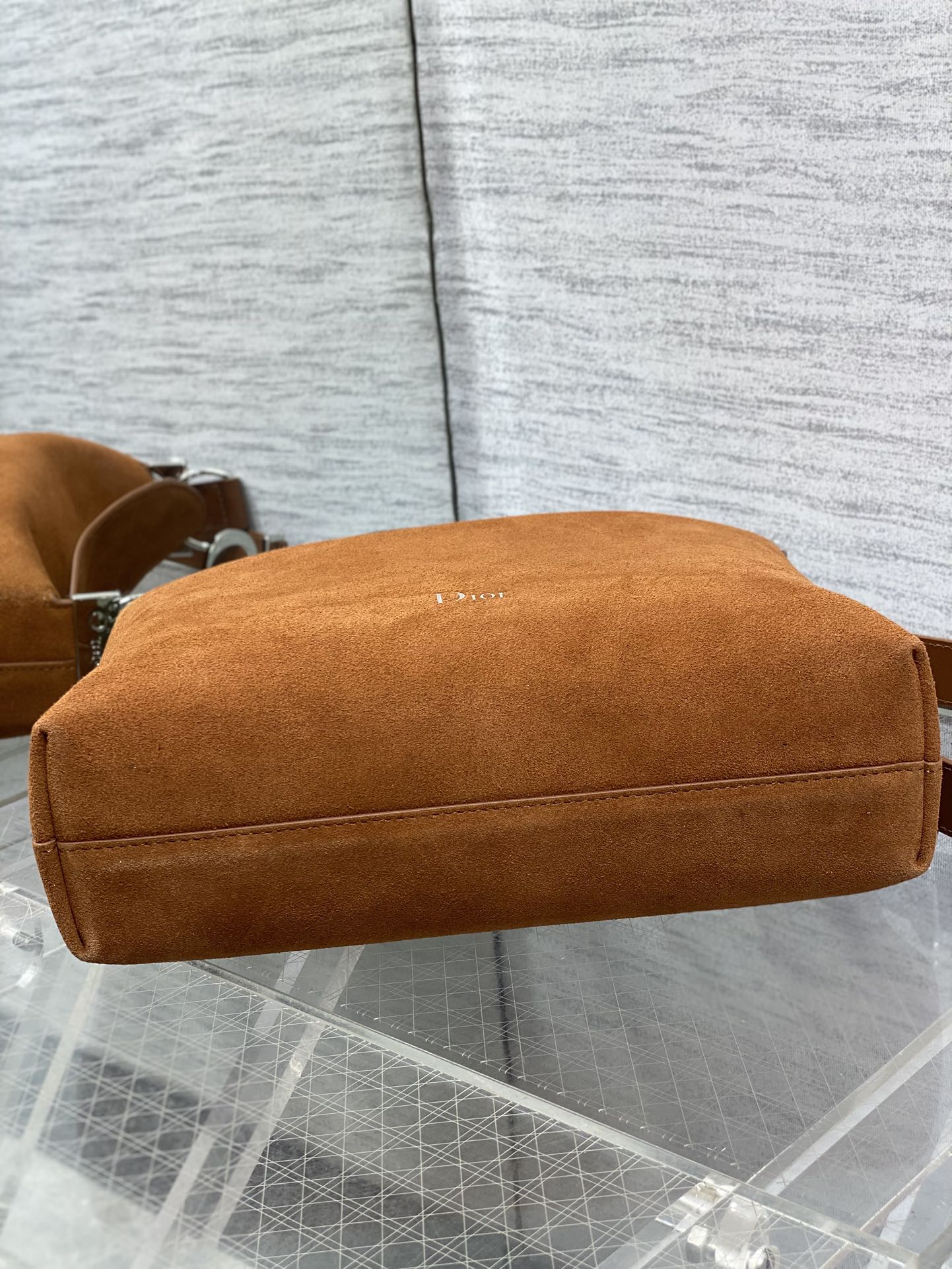 Small silver buckle in stock‼ ️ Dior's new 2026 spring and summer Christian Hobo bag is made of brown velvet and leather, which is soft to the touch and full of spring atmosphere - Image 7