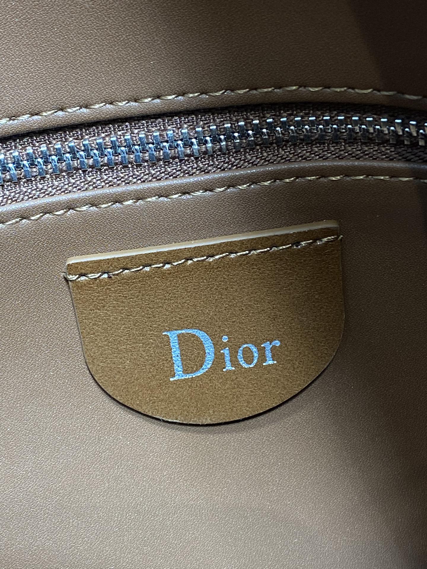 Small silver buckle in stock‼ ️ Dior's new 2026 spring and summer Christian Hobo bag is made of brown velvet and leather, which is soft to the touch and full of spring atmosphere - Image 9