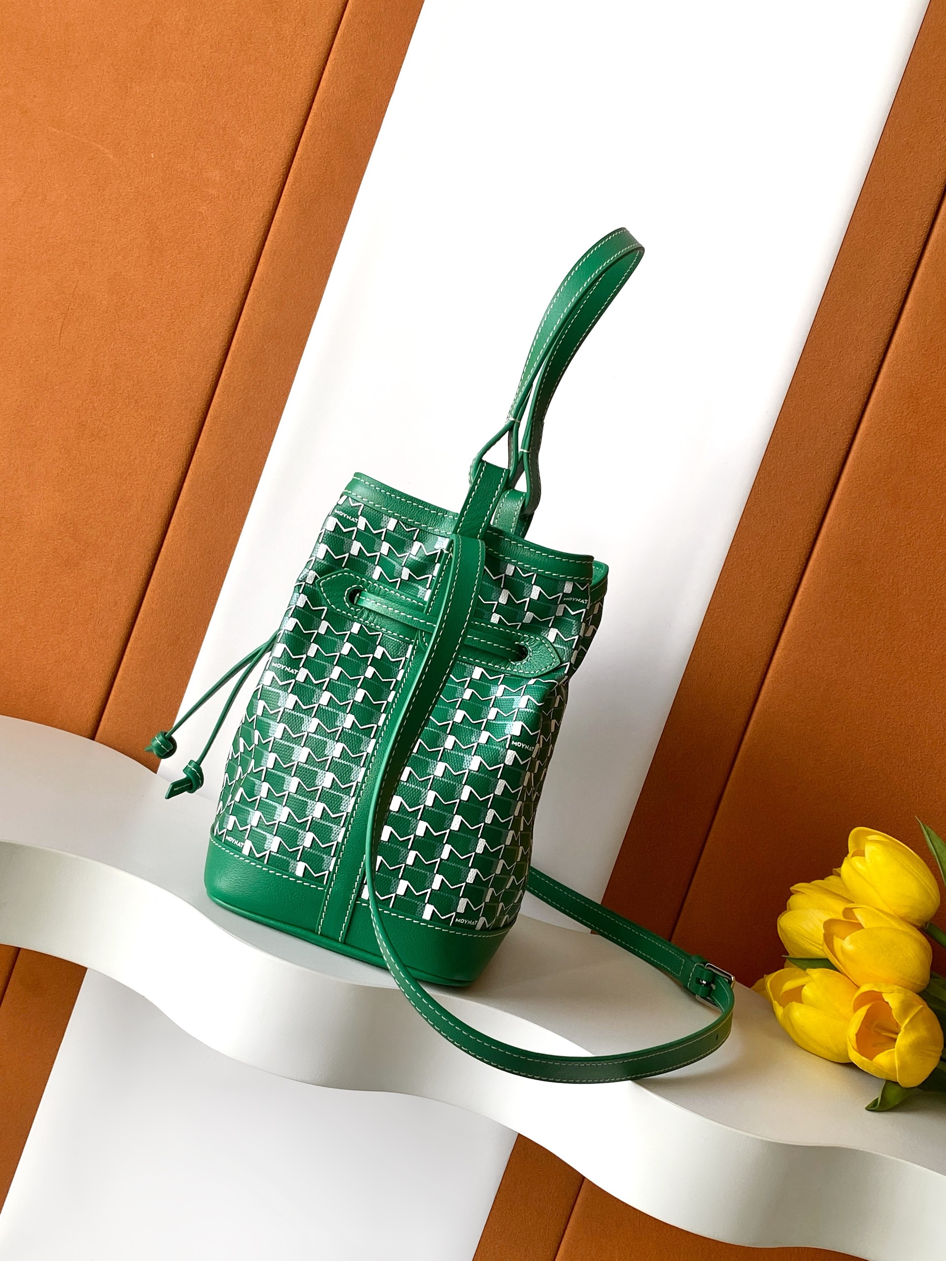 M Canvas series bucket bag The bucket bag is an urban and timeless creation - Image 2