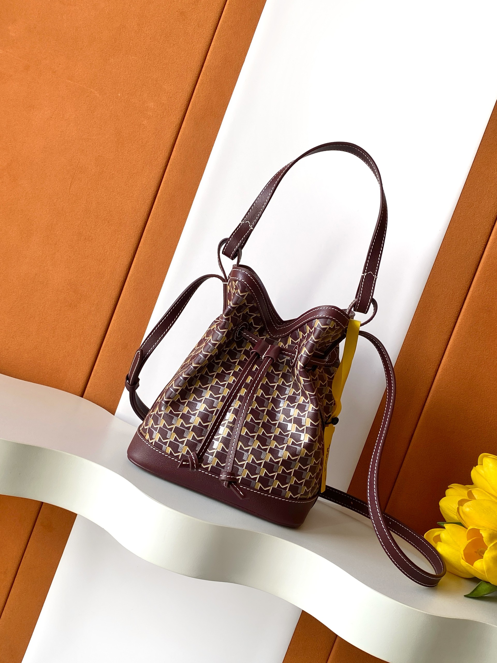 M Canvas series bucket bag The bucket bag is an urban and timeless creation