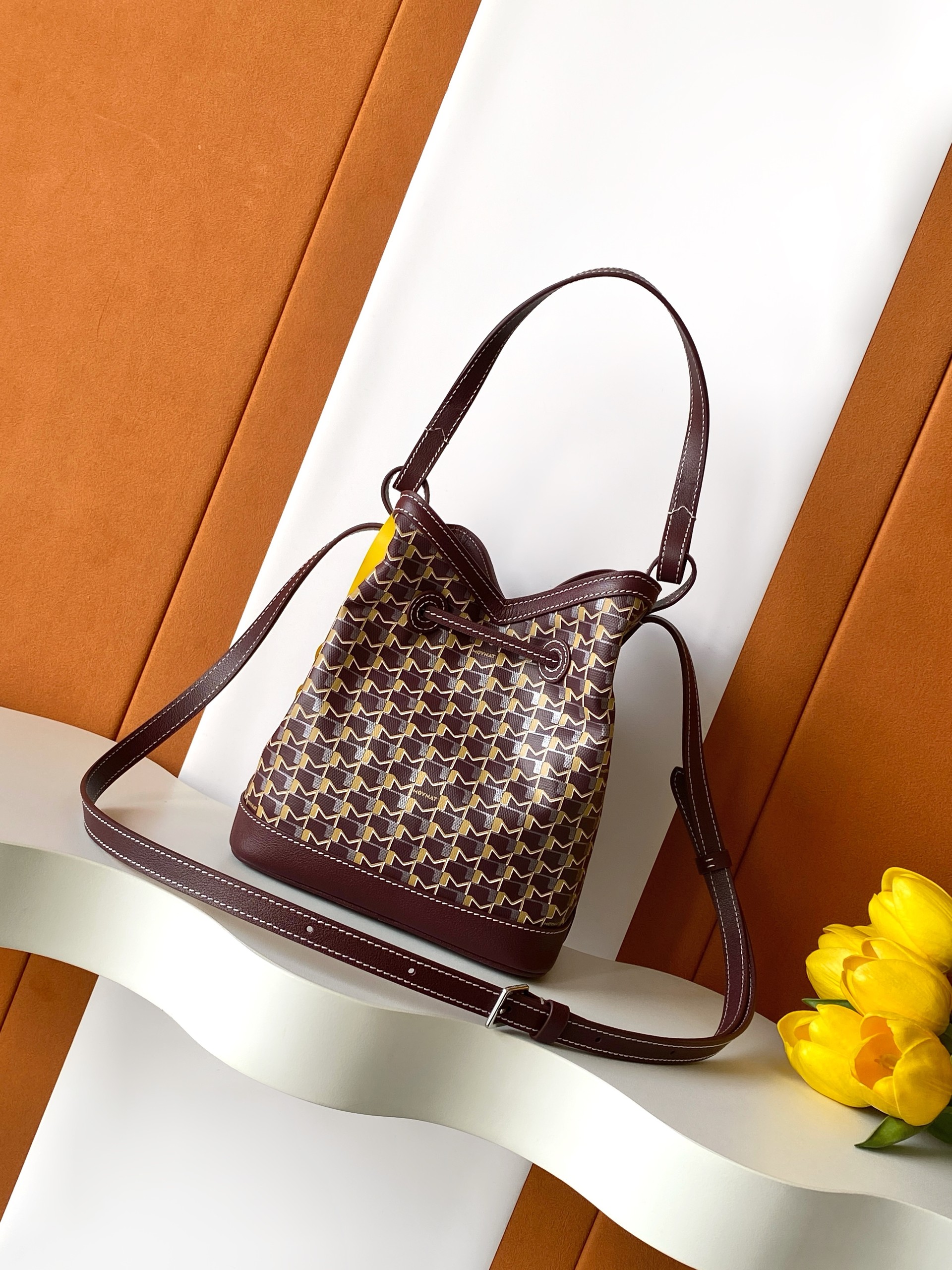 M Canvas series bucket bag The bucket bag is an urban and timeless creation - Image 2