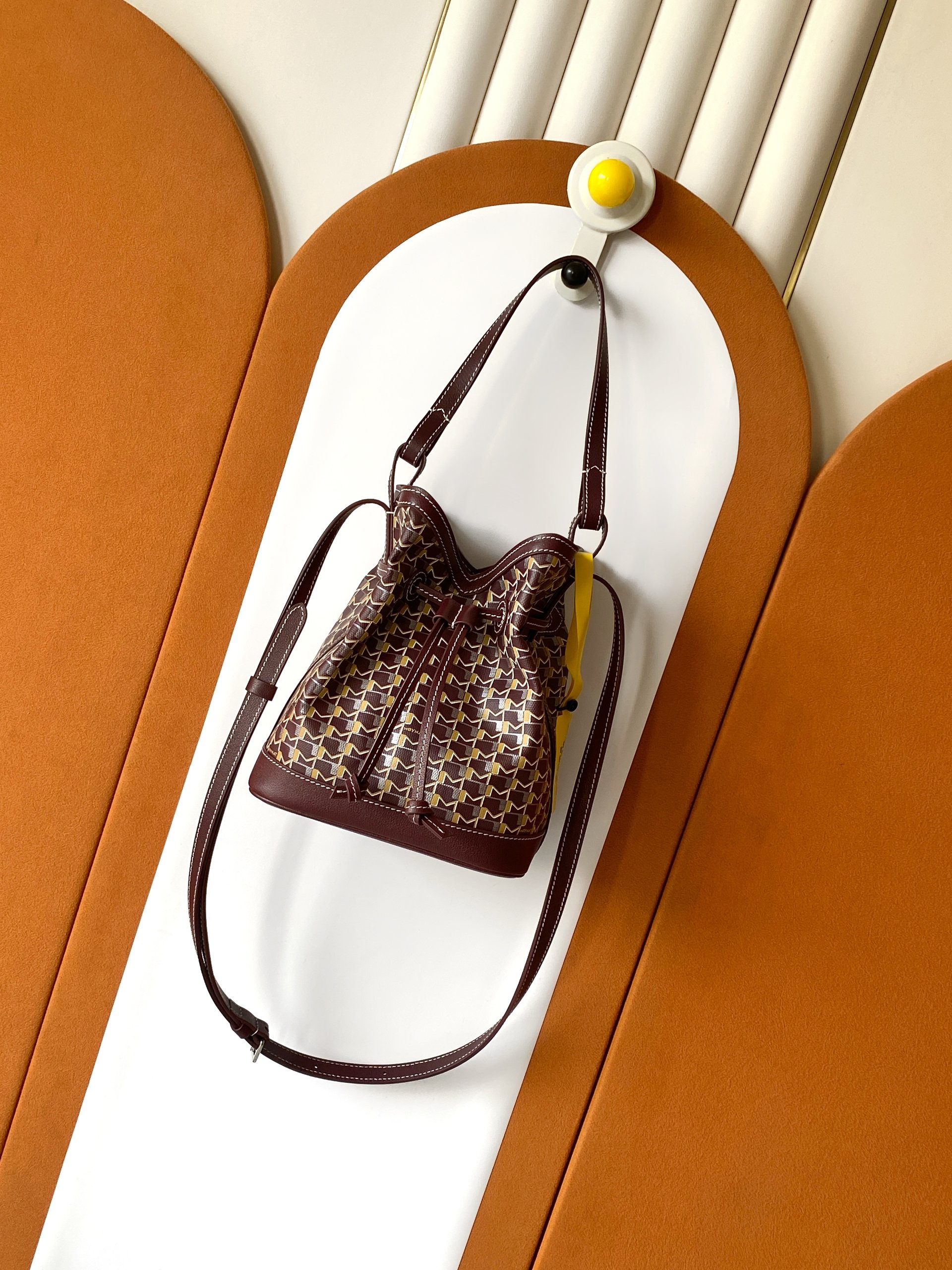 M Canvas series bucket bag The bucket bag is an urban and timeless creation - Image 10