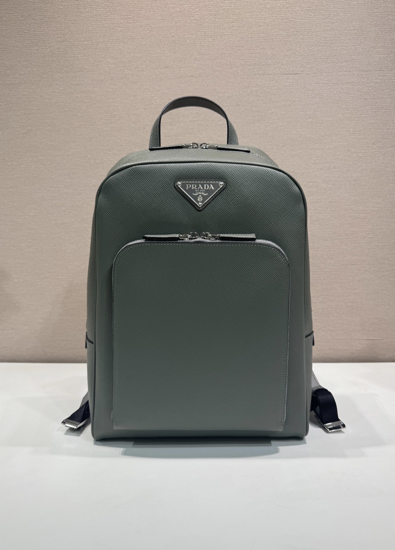 🎉New backpack🎉2VZ102 new👏original item👍👍 Made of imported Saffiano leather material, metal hardware, two adjustable leather straps😘😘with two-way zipper, and pocket design on the front, this backpack is simple and fashionable