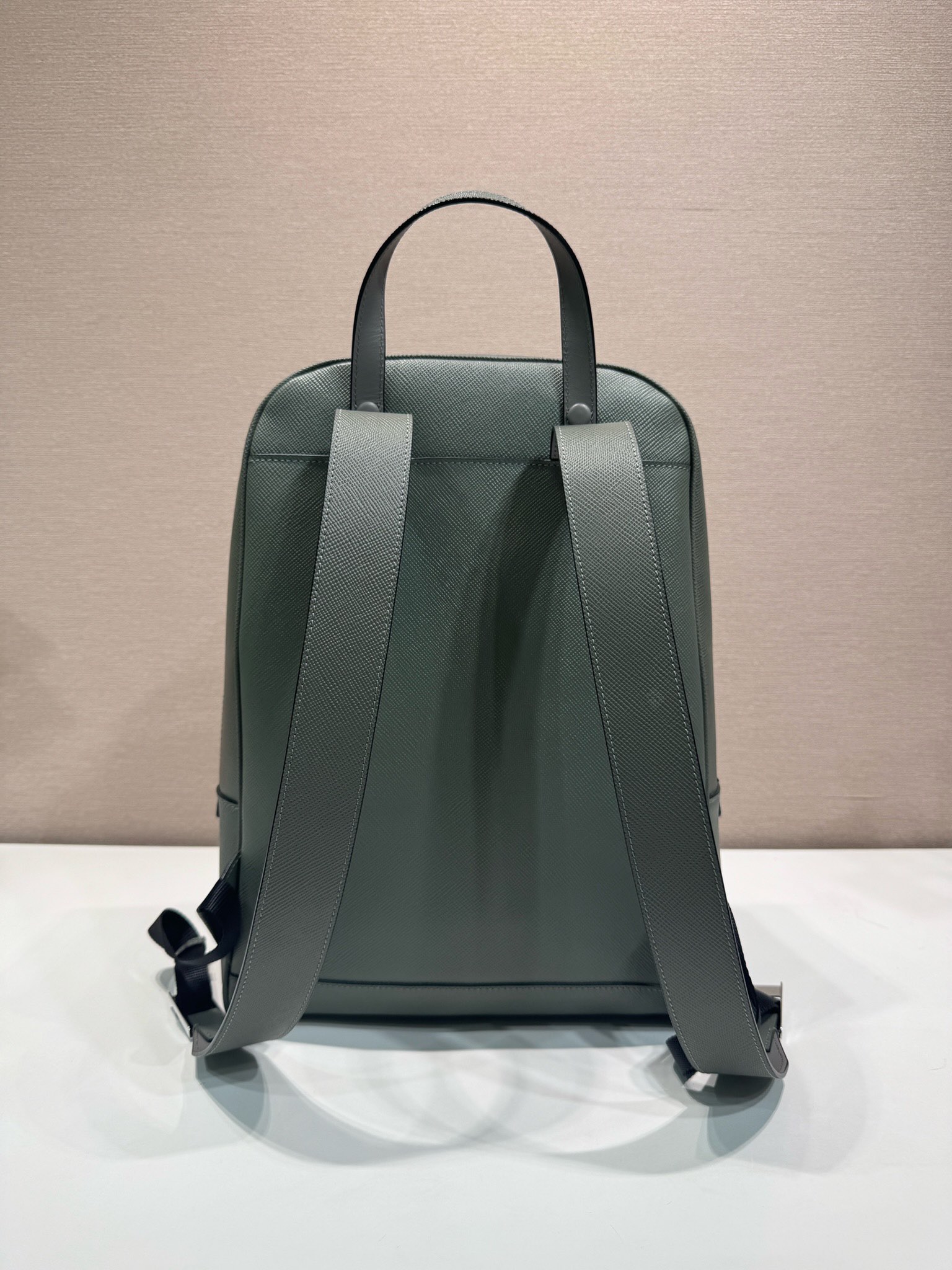 🎉New backpack🎉2VZ102 new👏original item👍👍 Made of imported Saffiano leather material, metal hardware, two adjustable leather straps😘😘with two-way zipper, and pocket design on the front, this backpack is simple and fashionable - Image 4