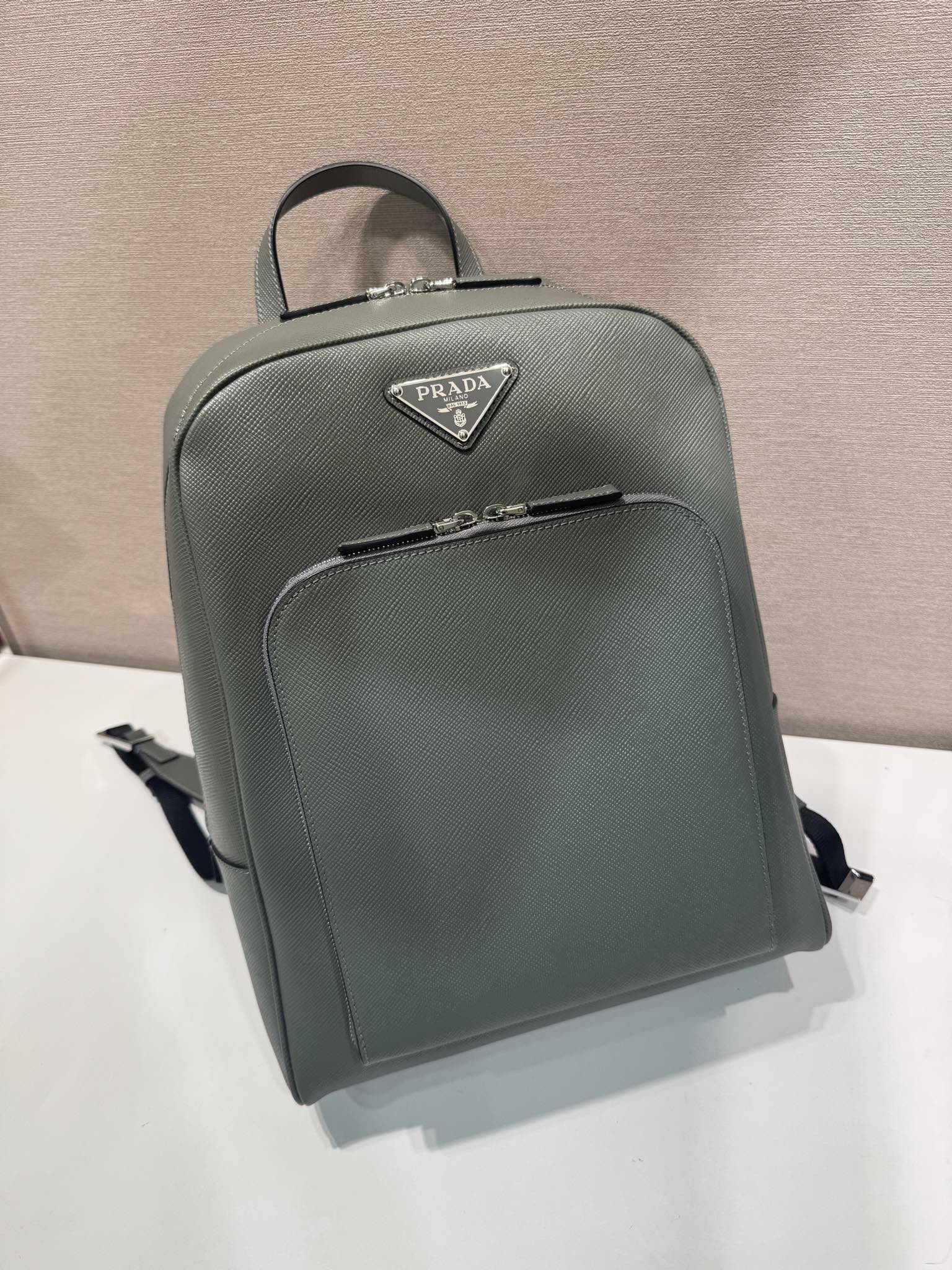 🎉New backpack🎉2VZ102 new👏original item👍👍 Made of imported Saffiano leather material, metal hardware, two adjustable leather straps😘😘with two-way zipper, and pocket design on the front, this backpack is simple and fashionable - Image 2