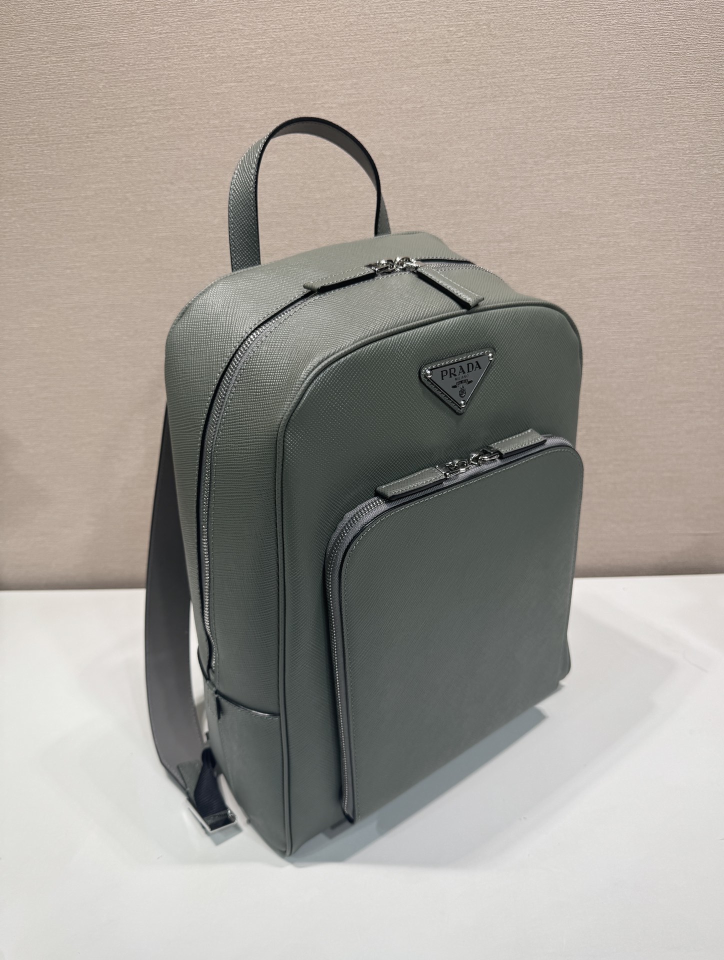 🎉New backpack🎉2VZ102 new👏original item👍👍 Made of imported Saffiano leather material, metal hardware, two adjustable leather straps😘😘with two-way zipper, and pocket design on the front, this backpack is simple and fashionable - Image 3