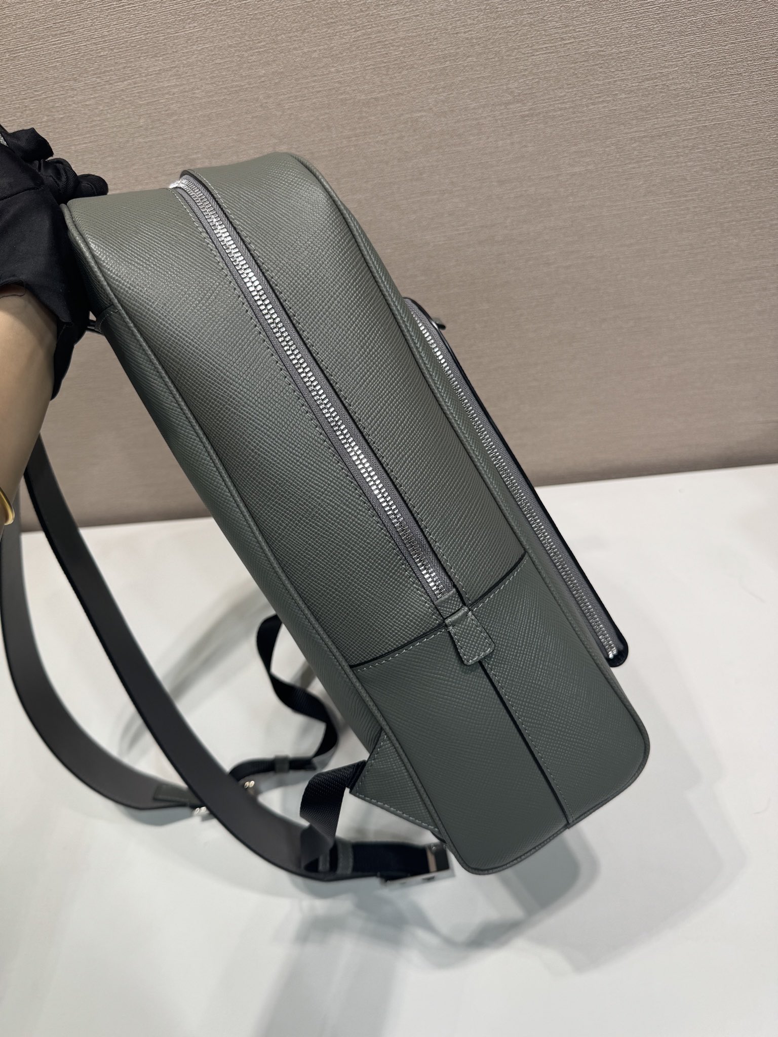 🎉New backpack🎉2VZ102 new👏original item👍👍 Made of imported Saffiano leather material, metal hardware, two adjustable leather straps😘😘with two-way zipper, and pocket design on the front, this backpack is simple and fashionable - Image 5