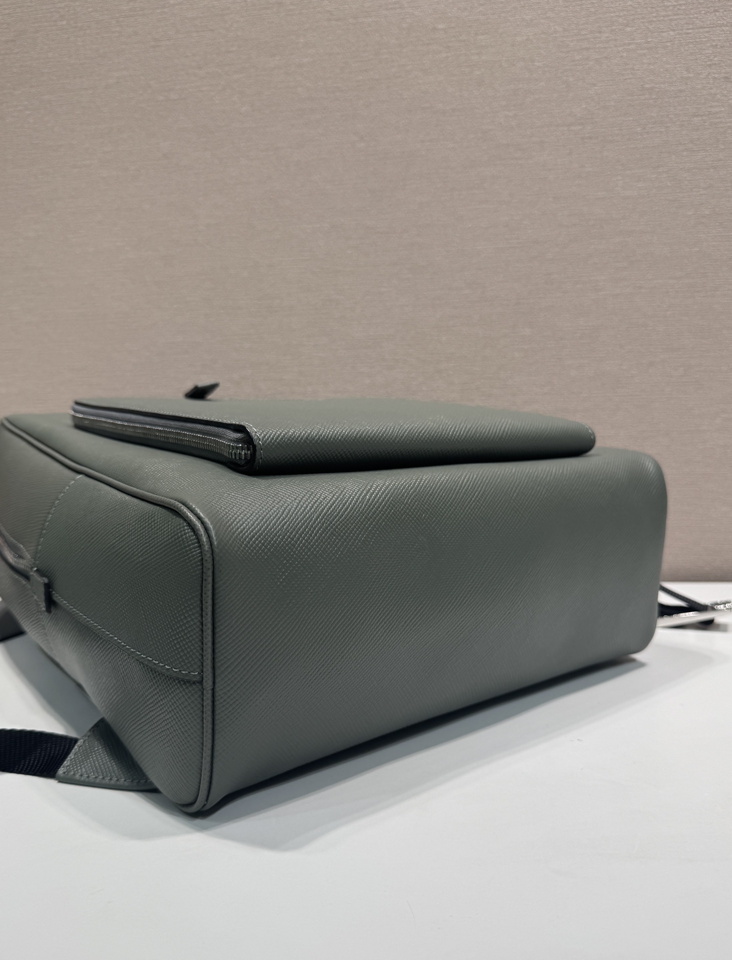 🎉New backpack🎉2VZ102 new👏original item👍👍 Made of imported Saffiano leather material, metal hardware, two adjustable leather straps😘😘with two-way zipper, and pocket design on the front, this backpack is simple and fashionable - Image 6