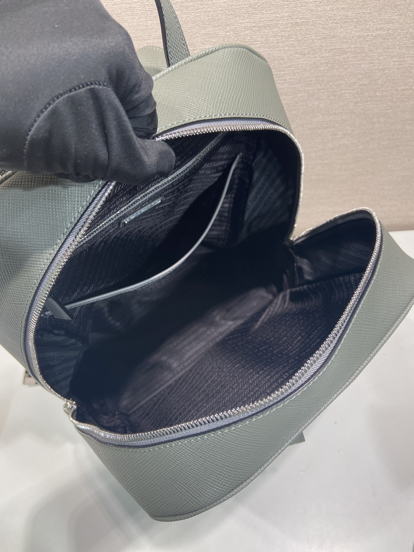 🎉New backpack🎉2VZ102 new👏original item👍👍 Made of imported Saffiano leather material, metal hardware, two adjustable leather straps😘😘with two-way zipper, and pocket design on the front, this backpack is simple and fashionable - Image 8