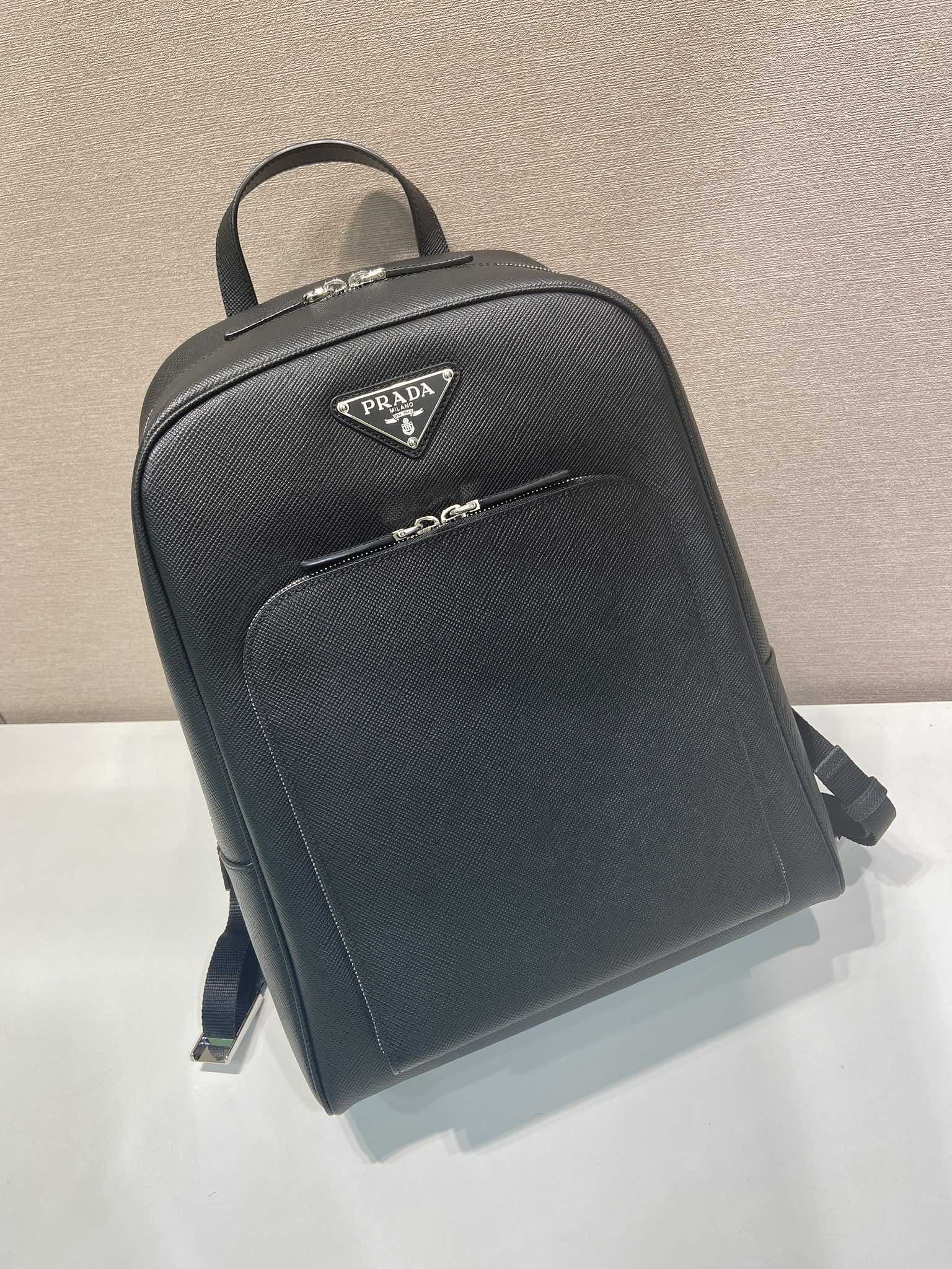🎉New backpack🎉2VZ102 new👏original item👍👍 Made of imported Saffiano leather material, metal hardware, two adjustable leather straps😘😘with two-way zipper, and pocket design on the front, this backpack is simple and fashionable - Image 2