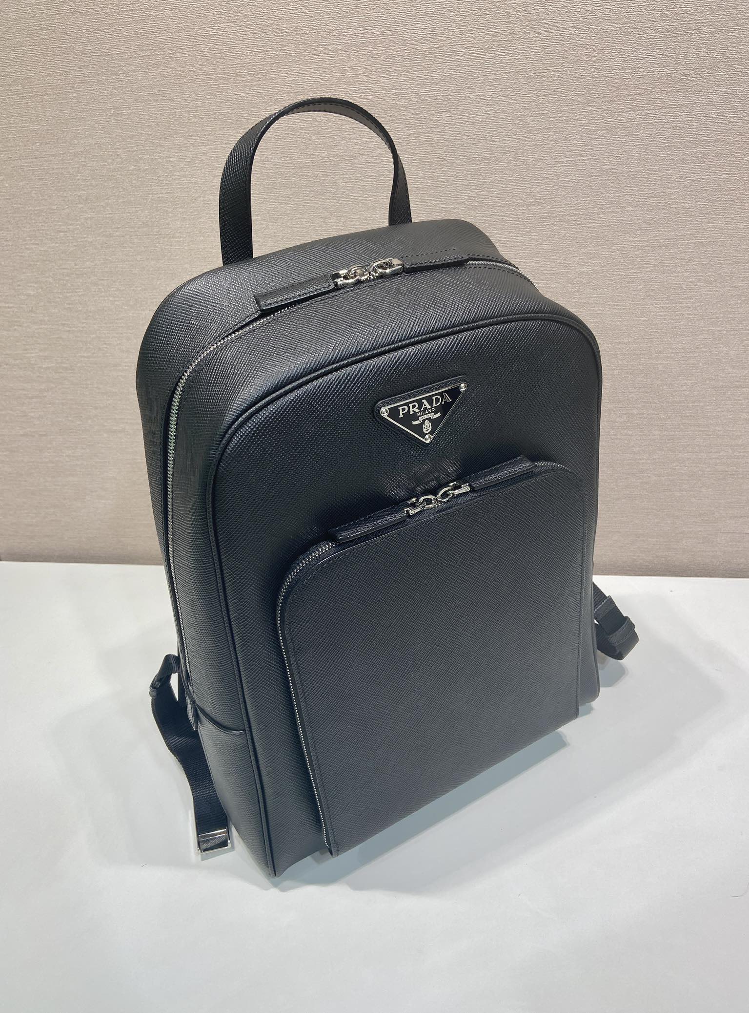 🎉New backpack🎉2VZ102 new👏original item👍👍 Made of imported Saffiano leather material, metal hardware, two adjustable leather straps😘😘with two-way zipper, and pocket design on the front, this backpack is simple and fashionable - Image 3