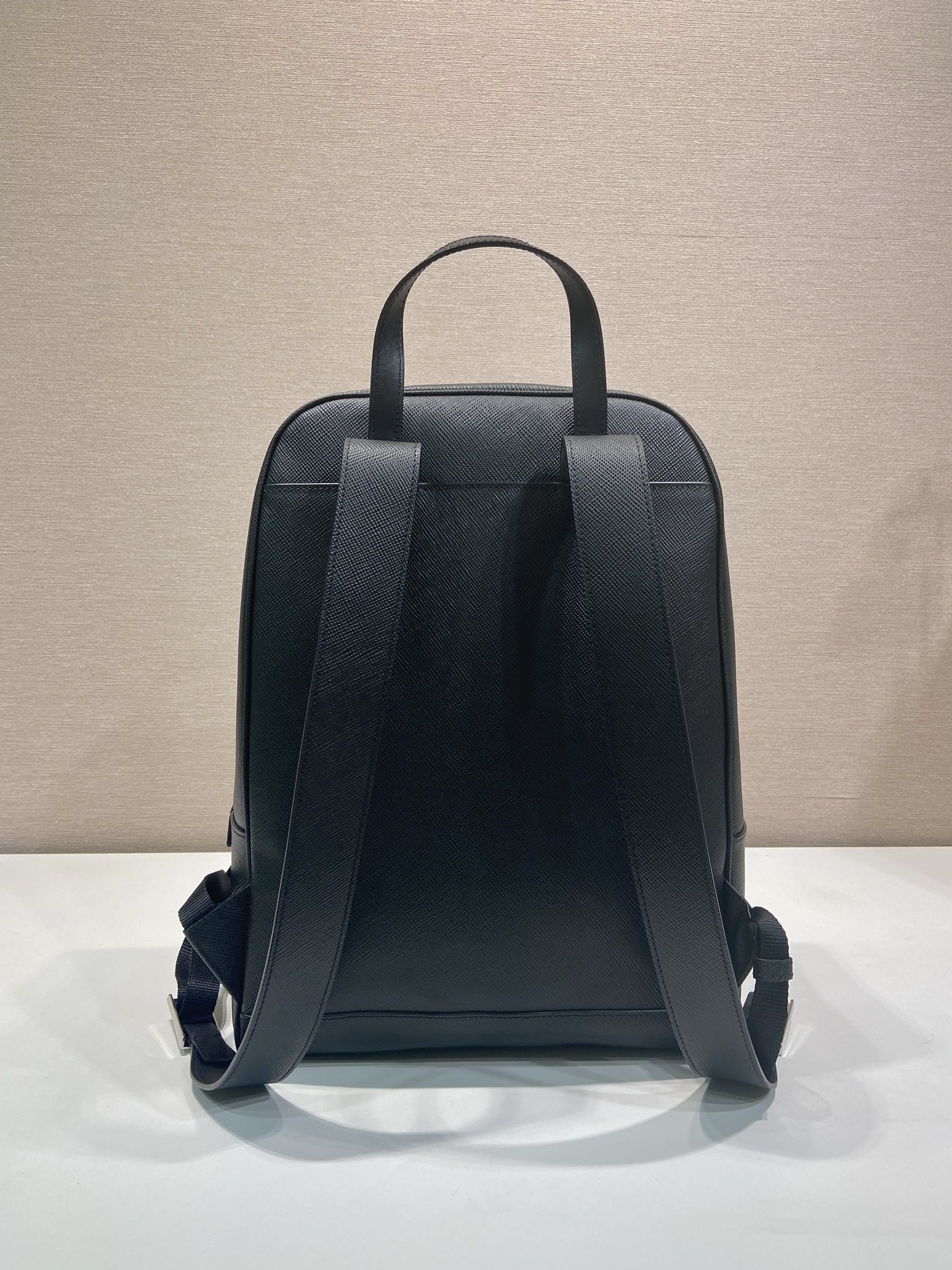 🎉New backpack🎉2VZ102 new👏original item👍👍 Made of imported Saffiano leather material, metal hardware, two adjustable leather straps😘😘with two-way zipper, and pocket design on the front, this backpack is simple and fashionable - Image 4