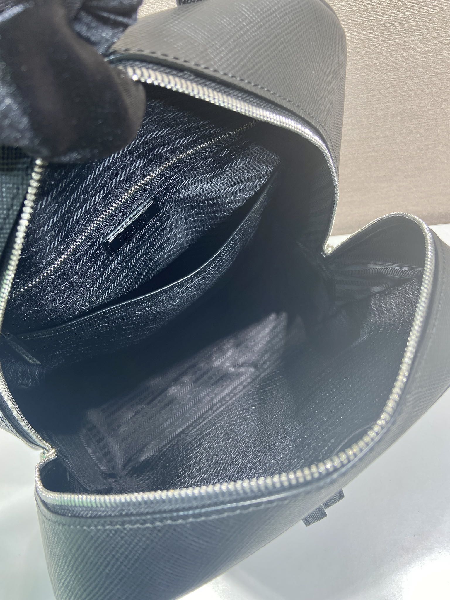 🎉New backpack🎉2VZ102 new👏original item👍👍 Made of imported Saffiano leather material, metal hardware, two adjustable leather straps😘😘with two-way zipper, and pocket design on the front, this backpack is simple and fashionable - Image 8