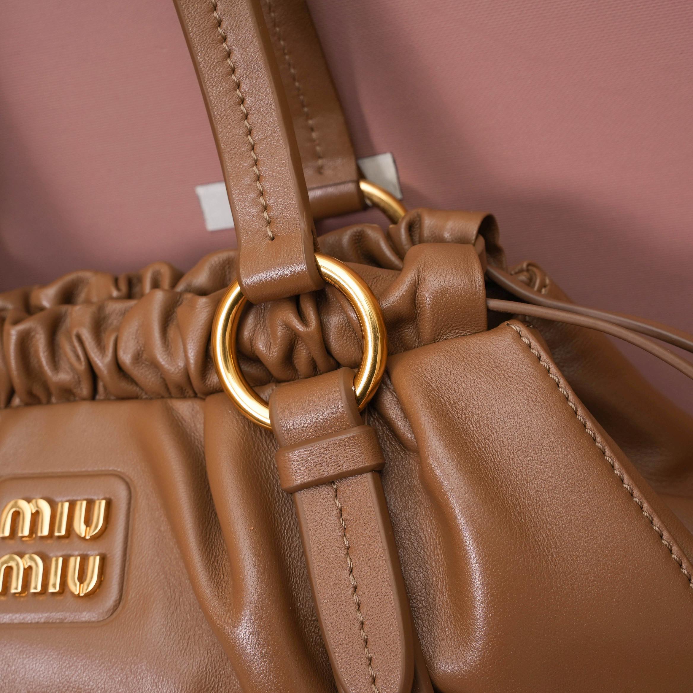 5BG306 (shipped with an oily edge and a beveled edge) MIU second-hand armpit dumpling bag, brand new soft sheepskin full of retro and nostalgic style, matched with steel aged metal hardware, the texture is high-end and elegant, the bag mouth adopts a drawstring design, the fine pleated lace is three-dimensional and playful, high-end yet lazy and casual, with a new striped canvas interior, equipped with a zipper compartment, the unique design looks good on everyone, size: 32X16X10.5 cm - Image 7