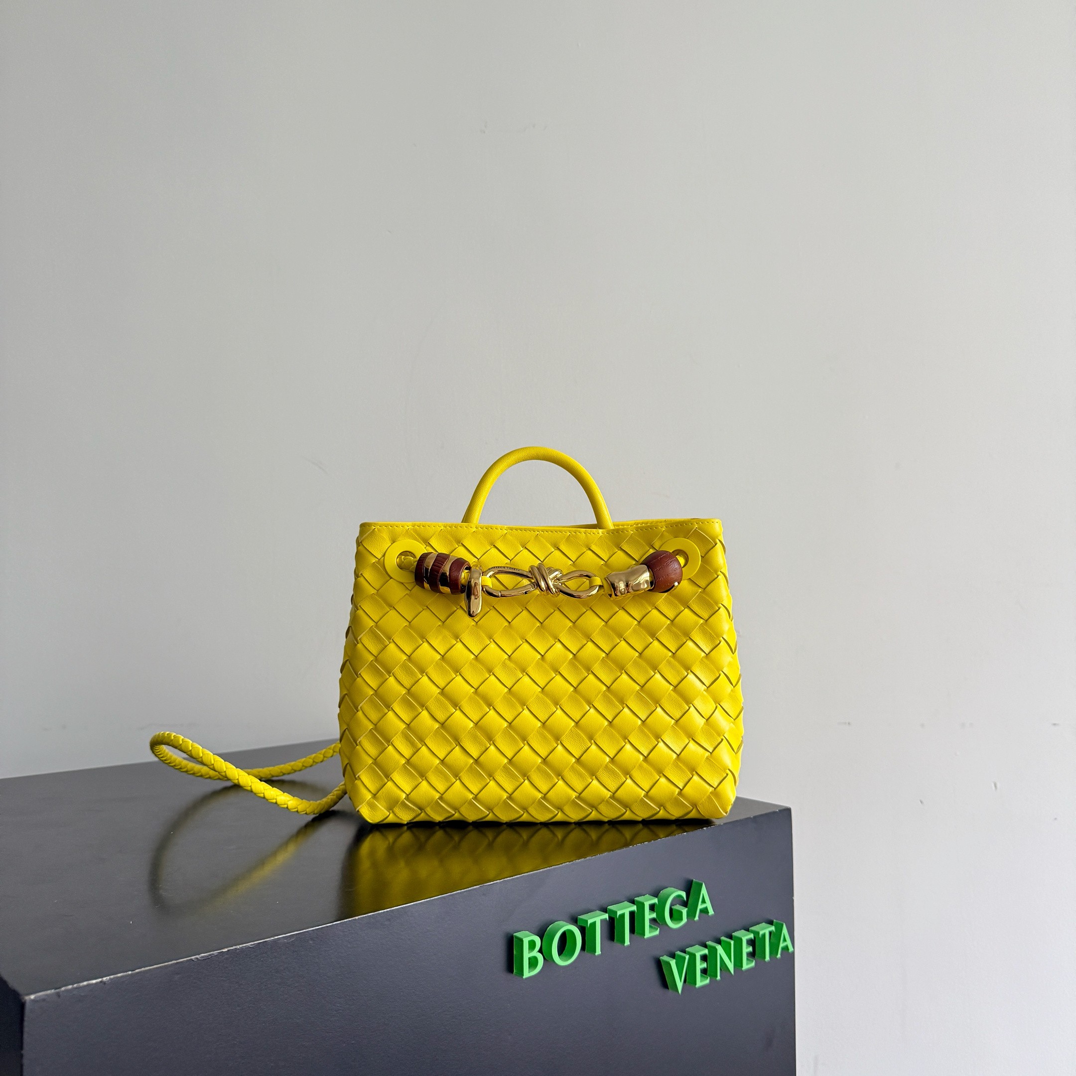 BV’s new Andiamo is shipped‼ ️The classic intercciato weaving process is used to create a soft bag, the metal knot is made of micro-cast aluminum using jewelry technology🪢, and the decorative beads are made of metal and hand-polished oak, allowing you to jump repeatedly between elegance and fun💃, which is unpredictable