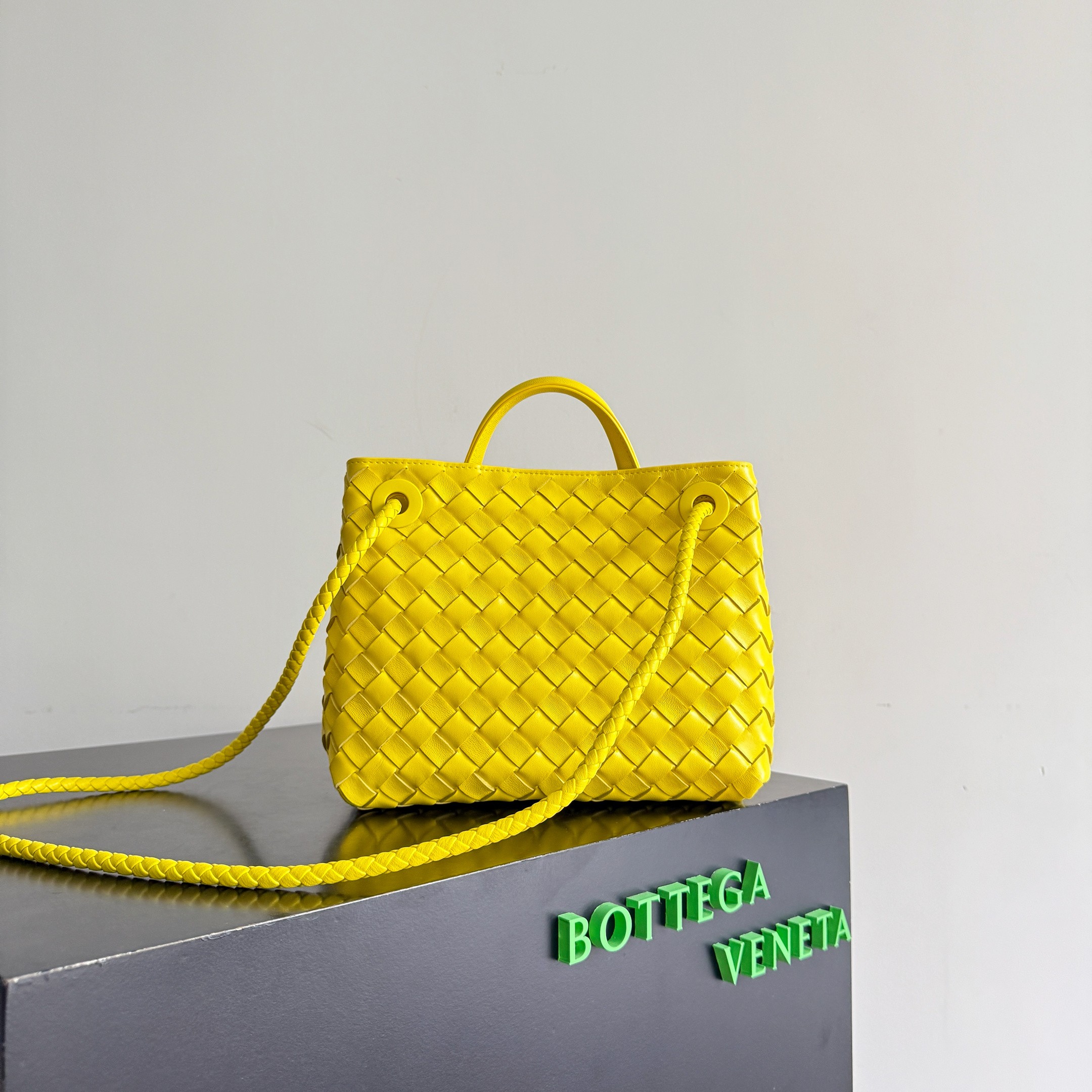 BV’s new Andiamo is shipped‼ ️The classic intercciato weaving process is used to create a soft bag, the metal knot is made of micro-cast aluminum using jewelry technology🪢, and the decorative beads are made of metal and hand-polished oak, allowing you to jump repeatedly between elegance and fun💃, which is unpredictable - Image 2