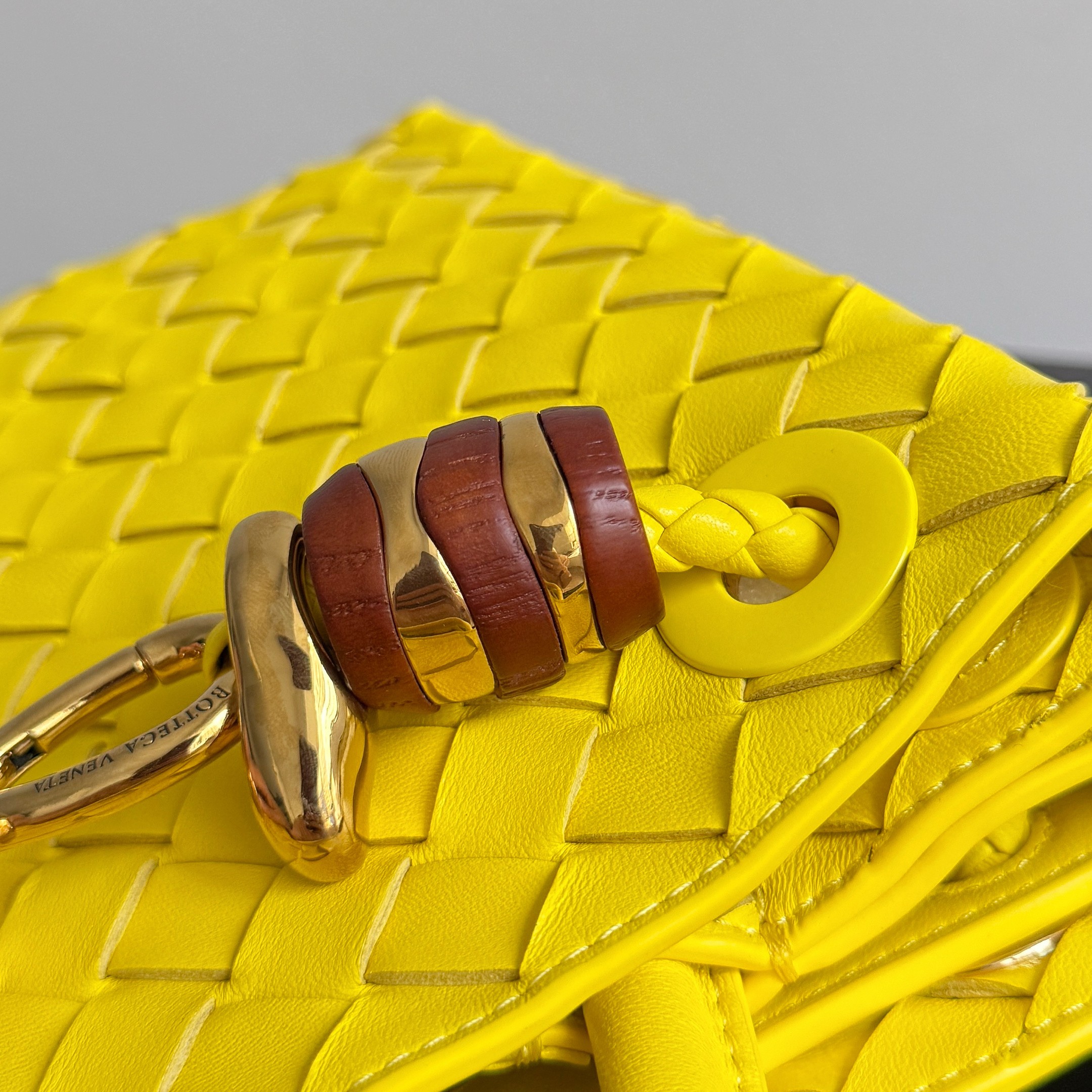 BV’s new Andiamo is shipped‼ ️The classic intercciato weaving process is used to create a soft bag, the metal knot is made of micro-cast aluminum using jewelry technology🪢, and the decorative beads are made of metal and hand-polished oak, allowing you to jump repeatedly between elegance and fun💃, which is unpredictable - Image 4
