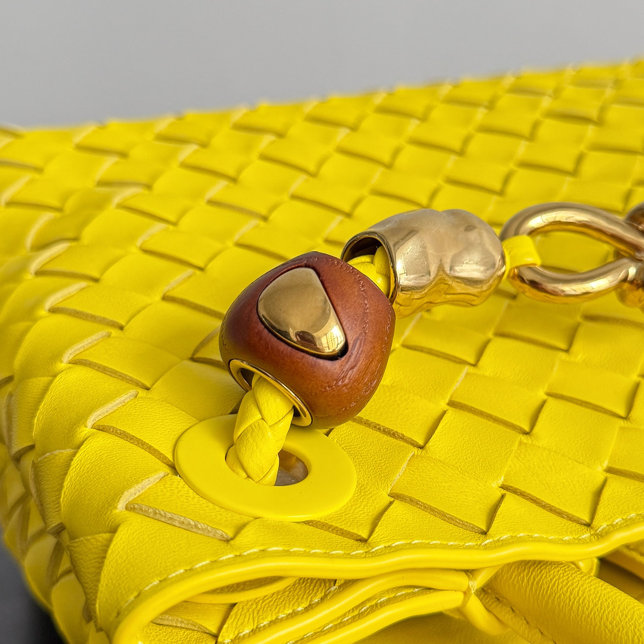 BV’s new Andiamo is shipped‼ ️The classic intercciato weaving process is used to create a soft bag, the metal knot is made of micro-cast aluminum using jewelry technology🪢, and the decorative beads are made of metal and hand-polished oak, allowing you to jump repeatedly between elegance and fun💃, which is unpredictable - Image 5