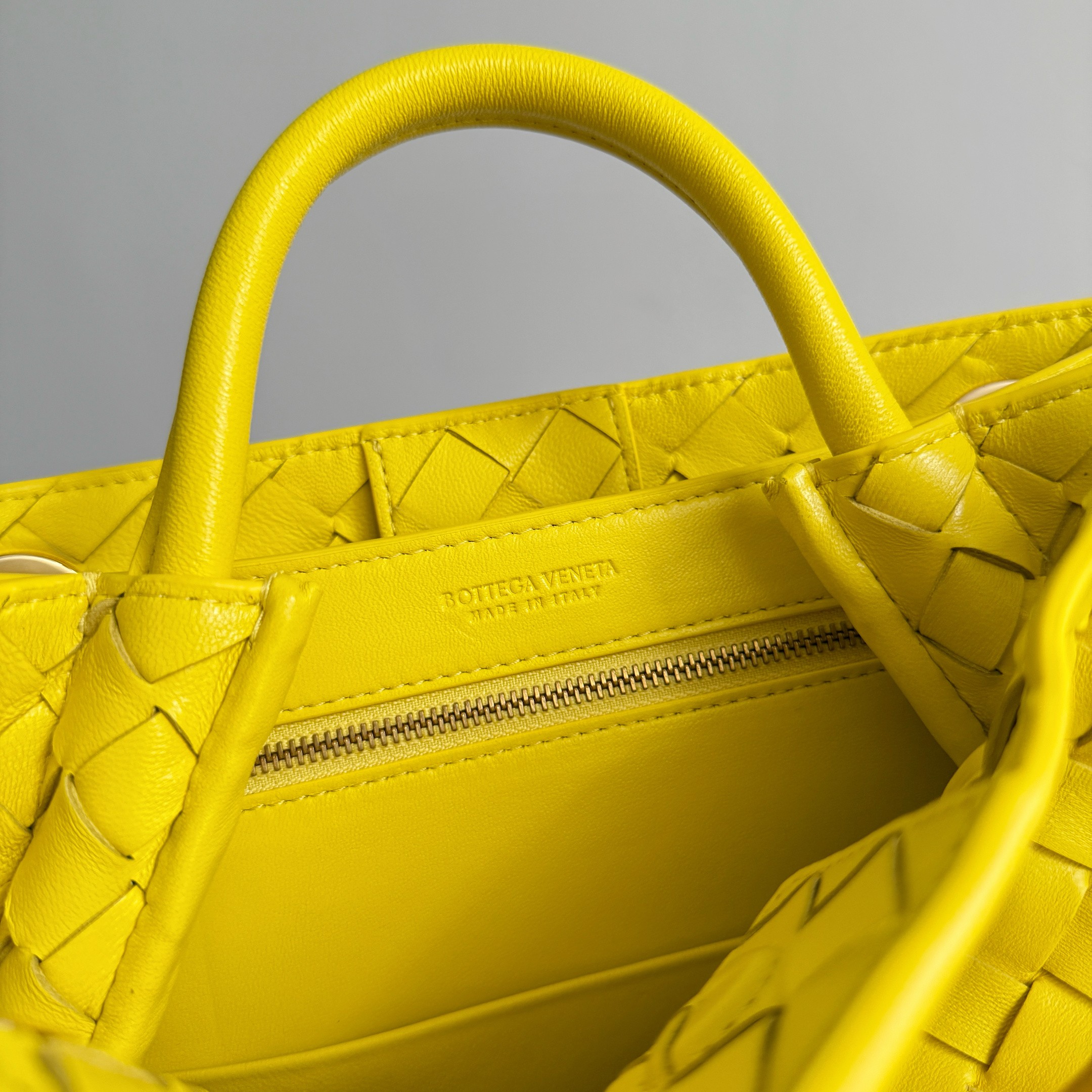 BV’s new Andiamo is shipped‼ ️The classic intercciato weaving process is used to create a soft bag, the metal knot is made of micro-cast aluminum using jewelry technology🪢, and the decorative beads are made of metal and hand-polished oak, allowing you to jump repeatedly between elegance and fun💃, which is unpredictable - Image 7