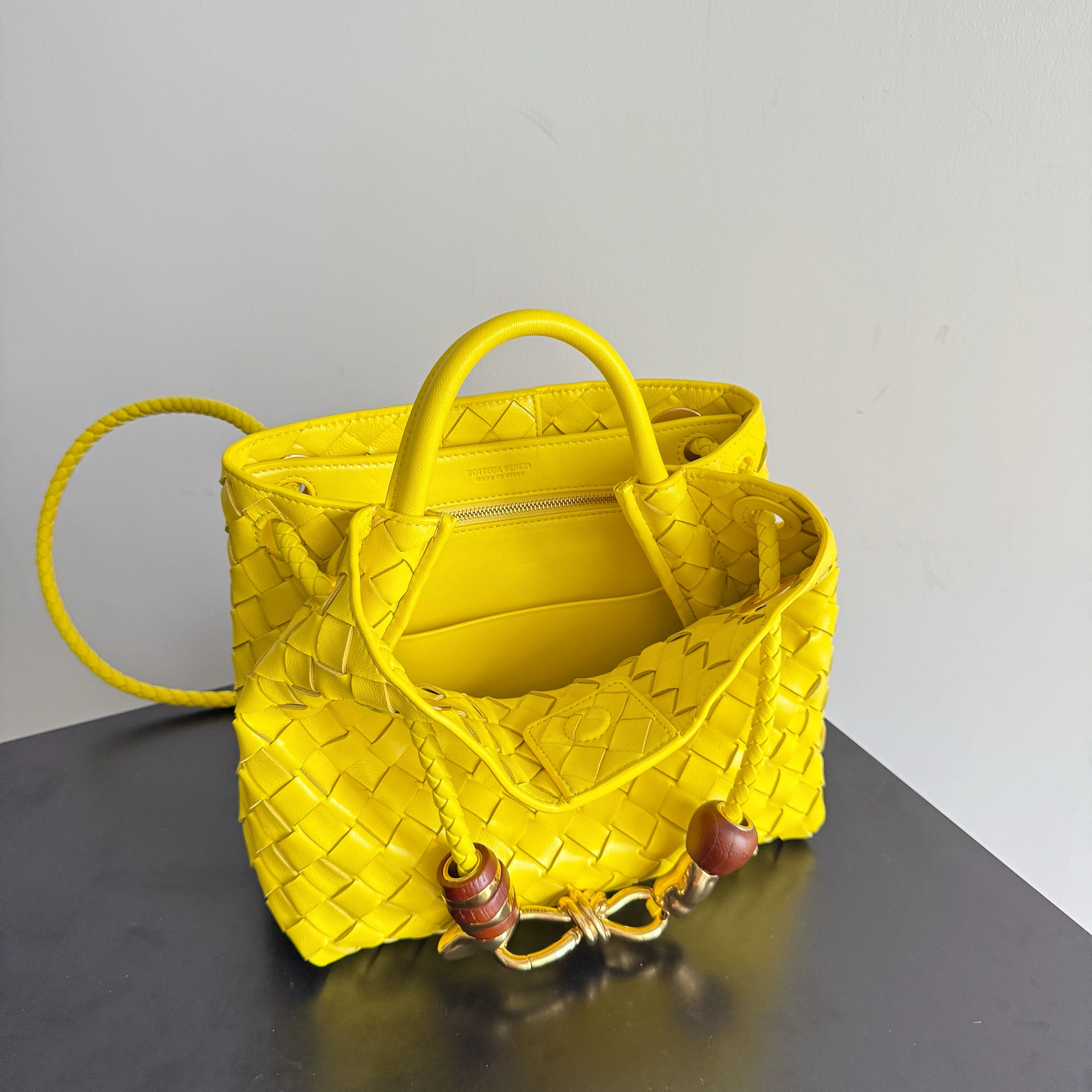 BV’s new Andiamo is shipped‼ ️The classic intercciato weaving process is used to create a soft bag, the metal knot is made of micro-cast aluminum using jewelry technology🪢, and the decorative beads are made of metal and hand-polished oak, allowing you to jump repeatedly between elegance and fun💃, which is unpredictable - Image 8