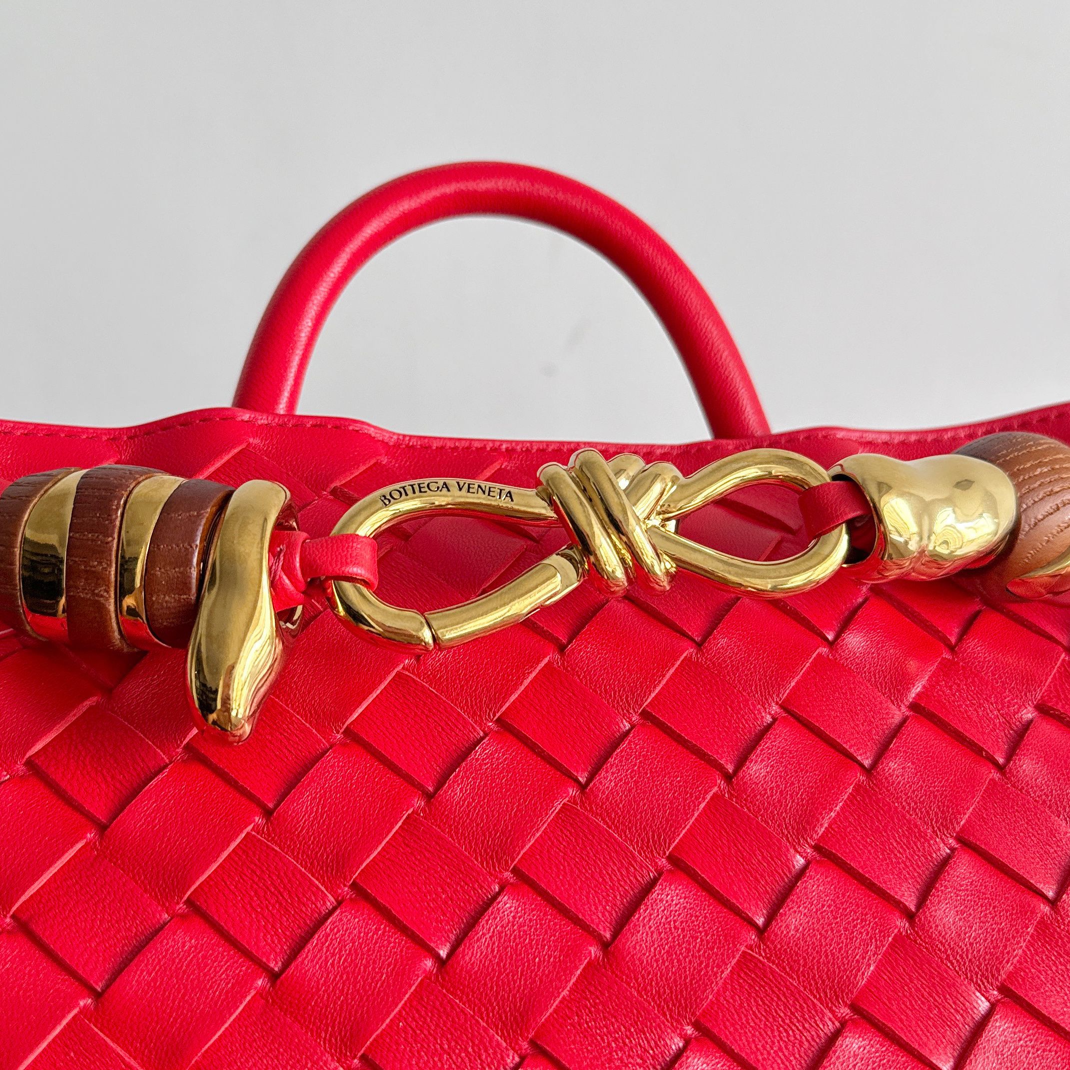 BV’s new Andiamo is shipped‼ ️The classic intercciato weaving process is used to create a soft bag, the metal knot is made of micro-cast aluminum using jewelry technology🪢, and the decorative beads are made of metal and hand-polished oak, allowing you to jump repeatedly between elegance and fun💃, which is unpredictable - Image 6