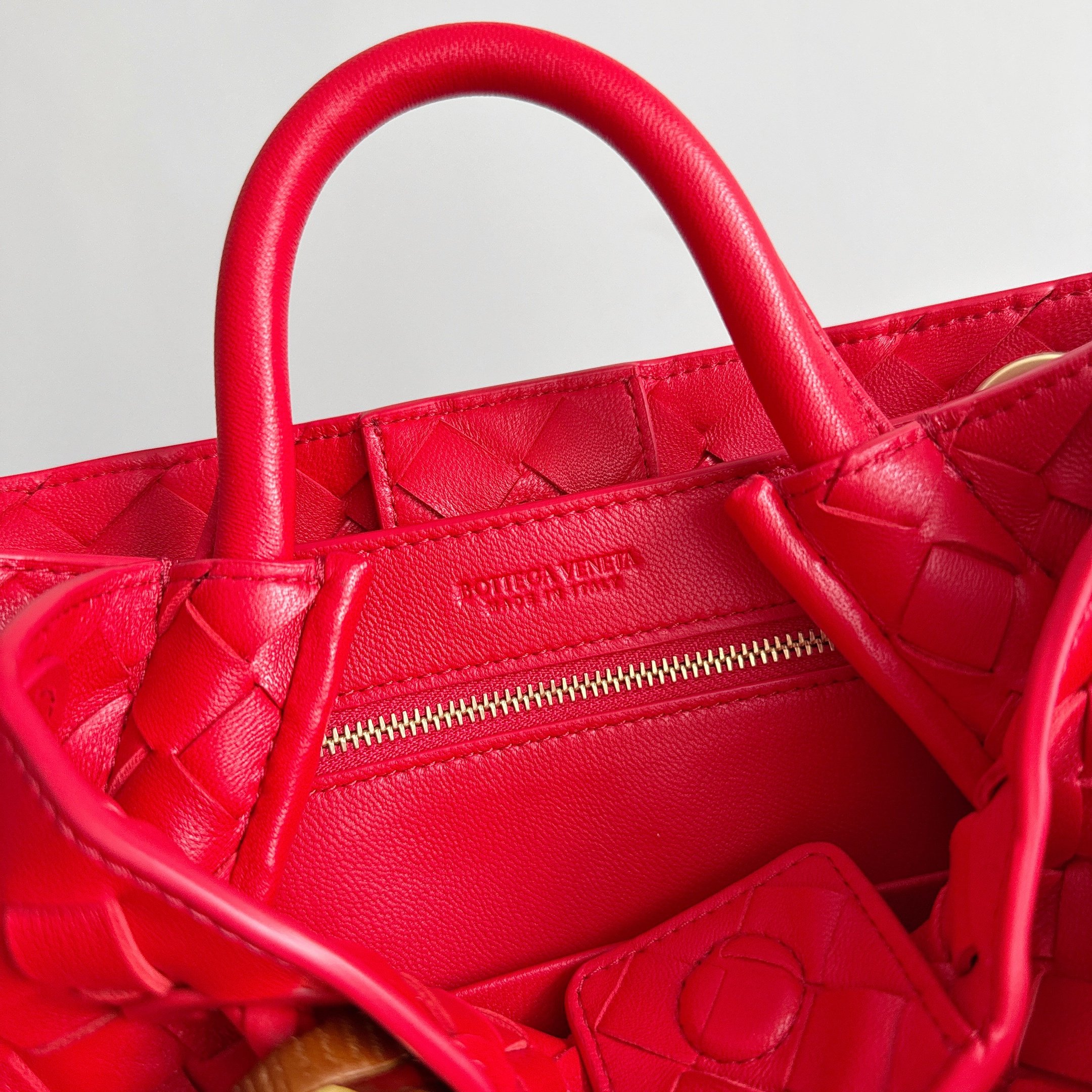 BV’s new Andiamo is shipped‼ ️The classic intercciato weaving process is used to create a soft bag, the metal knot is made of micro-cast aluminum using jewelry technology🪢, and the decorative beads are made of metal and hand-polished oak, allowing you to jump repeatedly between elegance and fun💃, which is unpredictable - Image 7