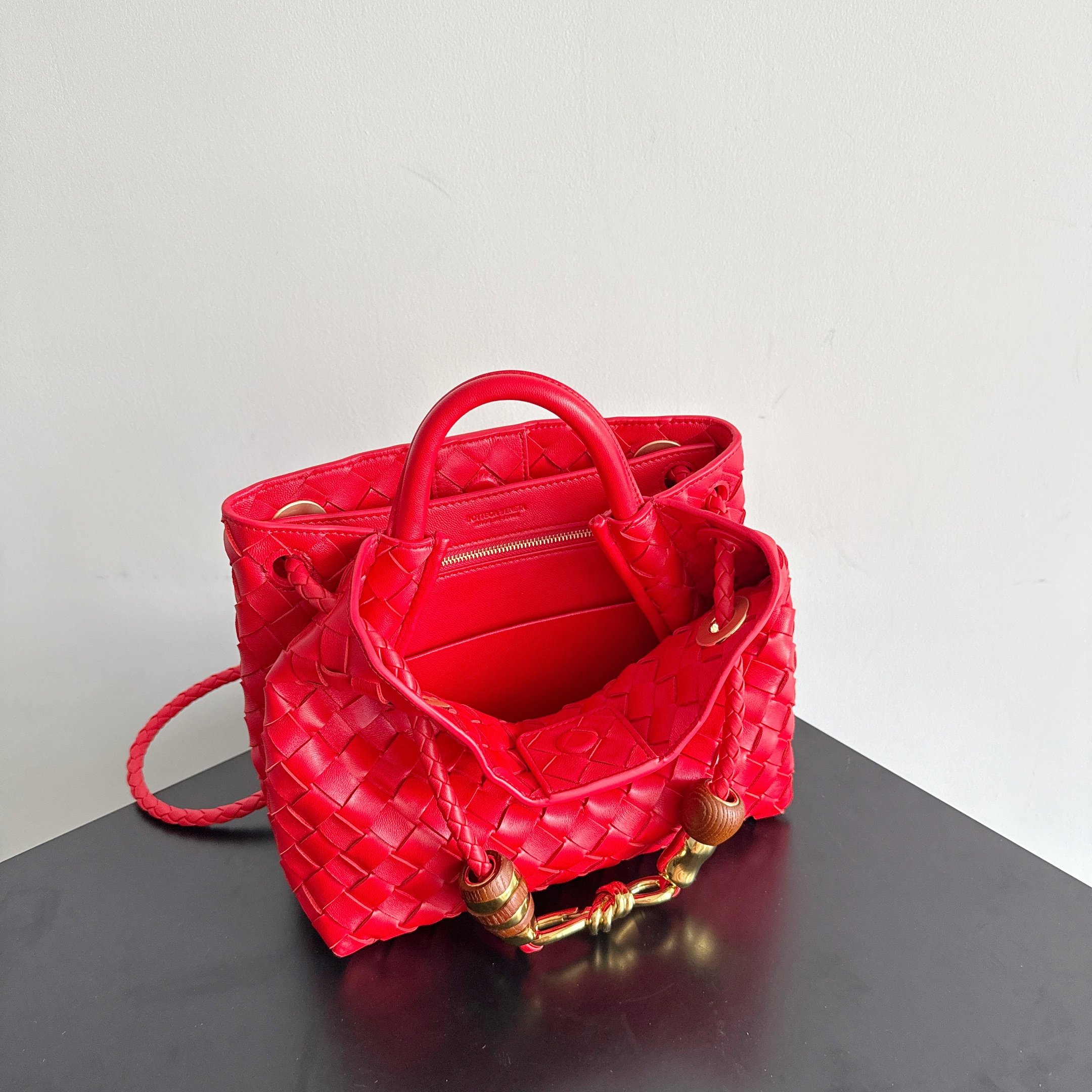 BV’s new Andiamo is shipped‼ ️The classic intercciato weaving process is used to create a soft bag, the metal knot is made of micro-cast aluminum using jewelry technology🪢, and the decorative beads are made of metal and hand-polished oak, allowing you to jump repeatedly between elegance and fun💃, which is unpredictable - Image 9
