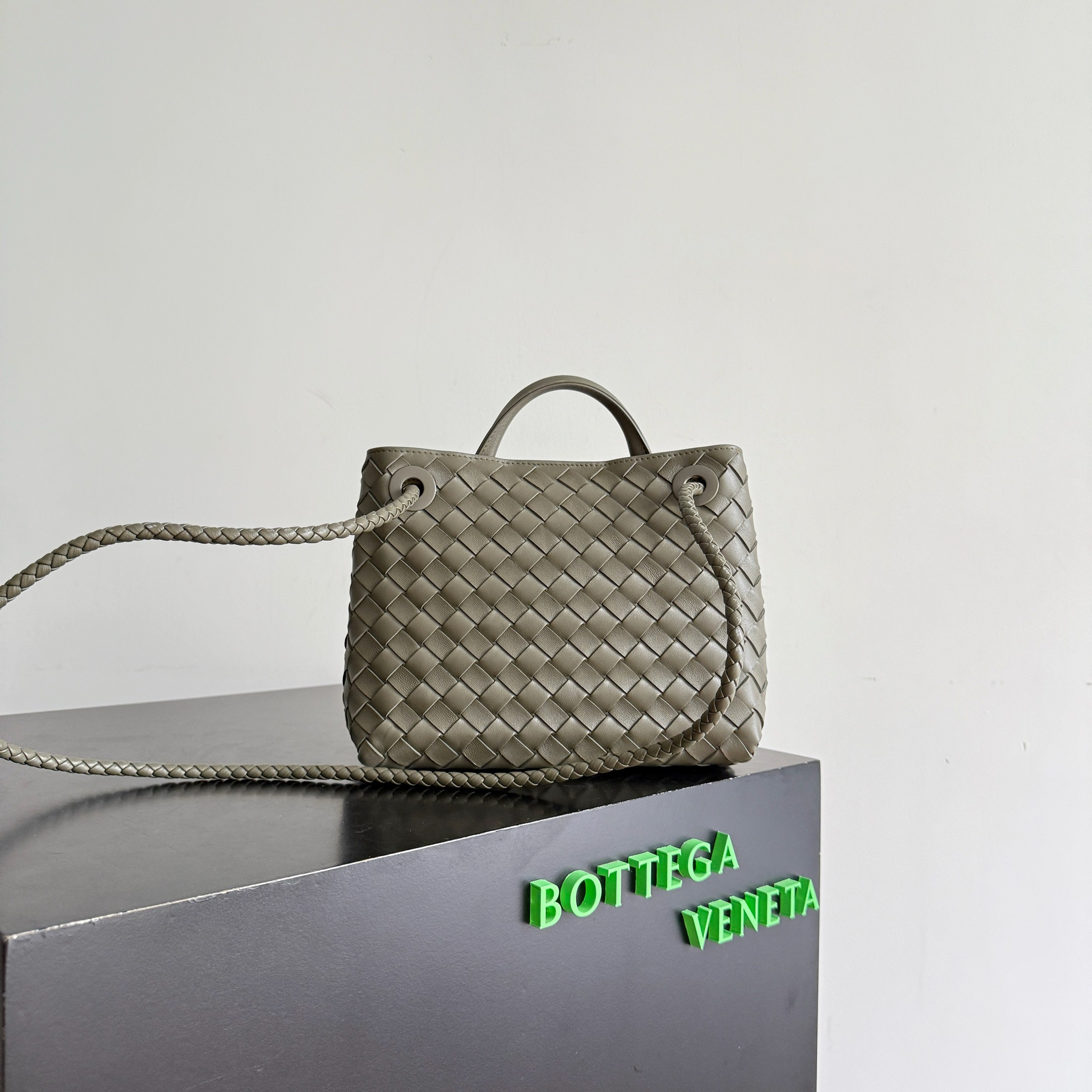 BV’s new Andiamo is shipped‼ ️The classic intercciato weaving process is used to create a soft bag, the metal knot is made of micro-cast aluminum using jewelry technology🪢, and the decorative beads are made of metal and hand-polished oak, allowing you to jump repeatedly between elegance and fun💃, which is unpredictable - Image 2