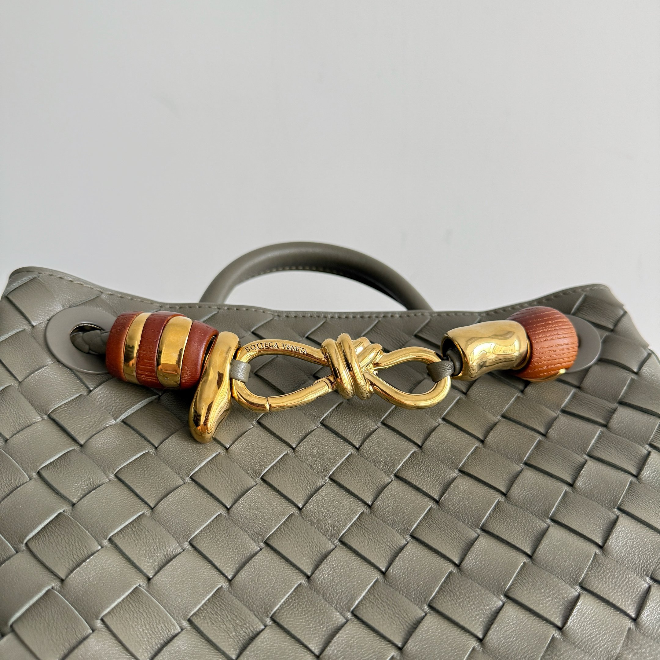 BV’s new Andiamo is shipped‼ ️The classic intercciato weaving process is used to create a soft bag, the metal knot is made of micro-cast aluminum using jewelry technology🪢, and the decorative beads are made of metal and hand-polished oak, allowing you to jump repeatedly between elegance and fun💃, which is unpredictable - Image 3